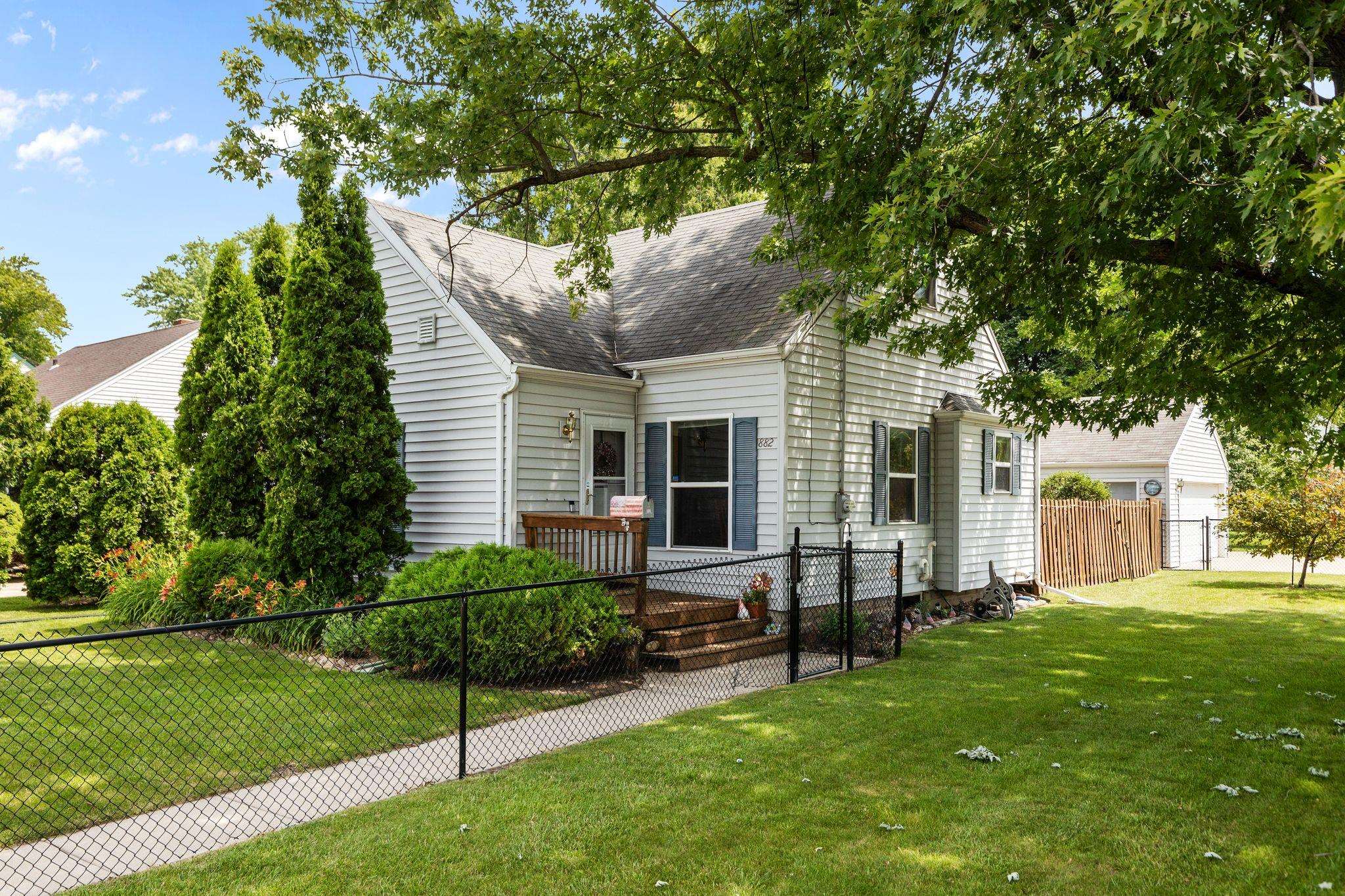882 HIGGINS Avenue property preview photograph