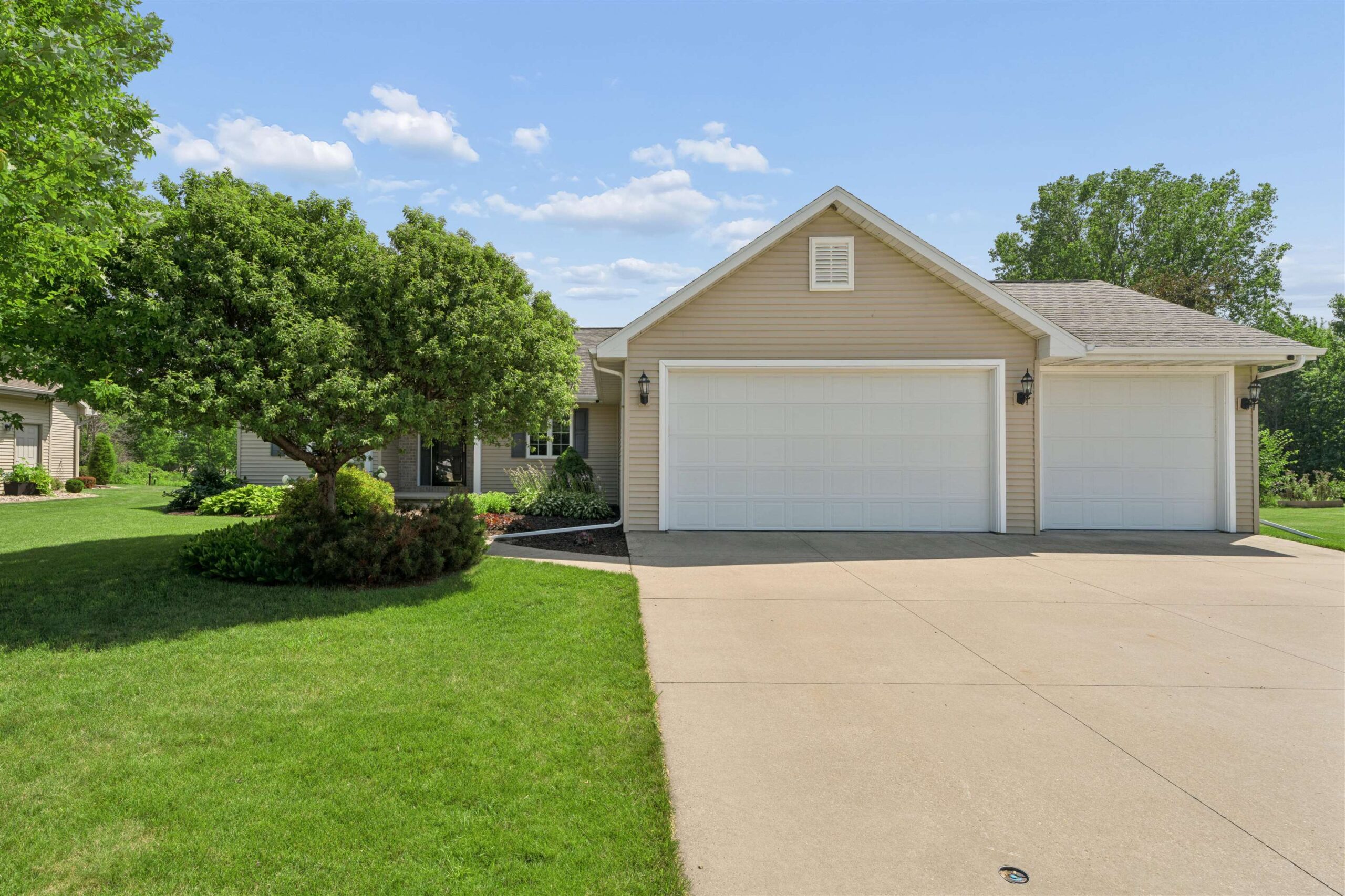 W6445 CHERRYBARK Circle property preview photograph