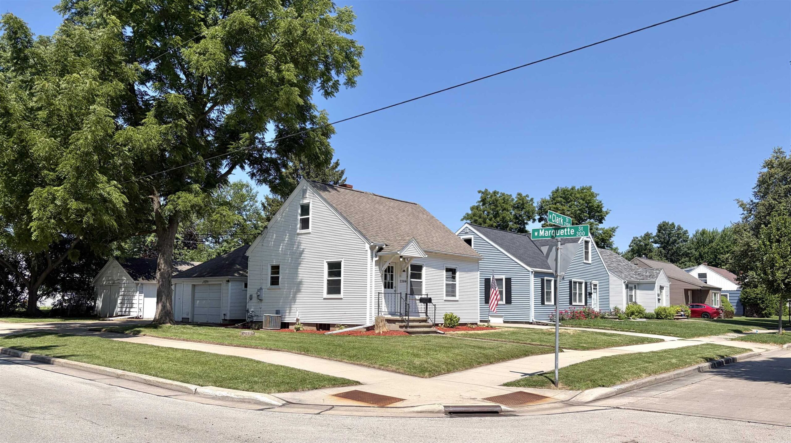 2209 N CLARK Street property preview photograph