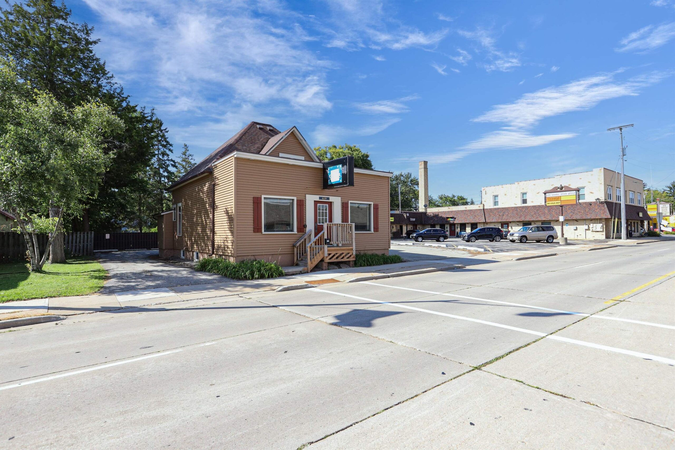 619 W WISCONSIN Avenue property preview photograph