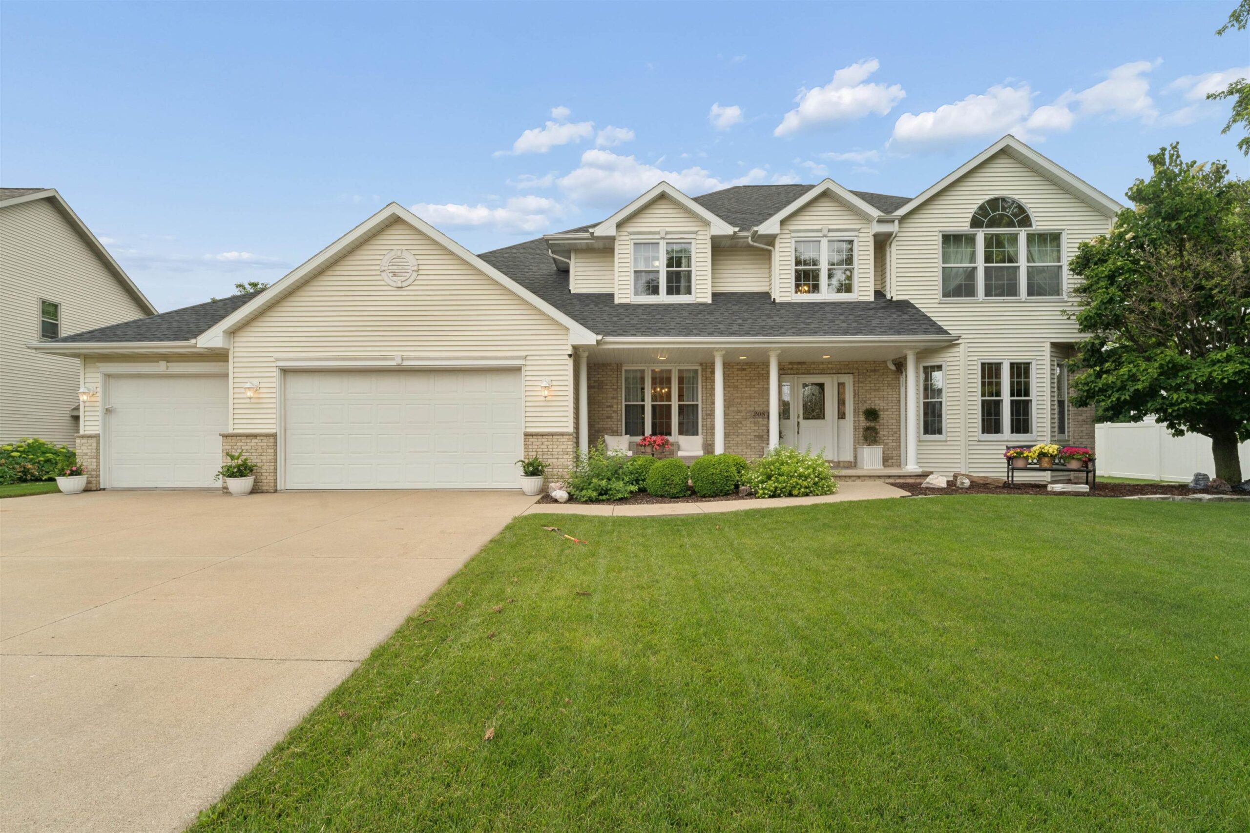 208 E APPLE CREEK Road property preview photograph
