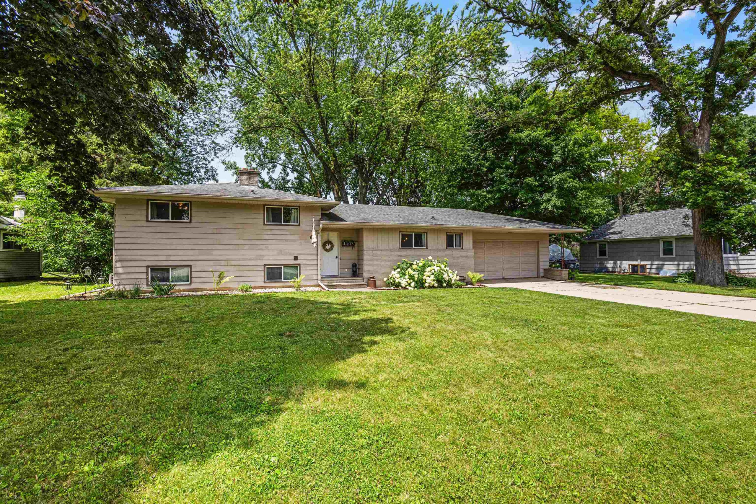826 FIELDCREST Drive property preview photograph
