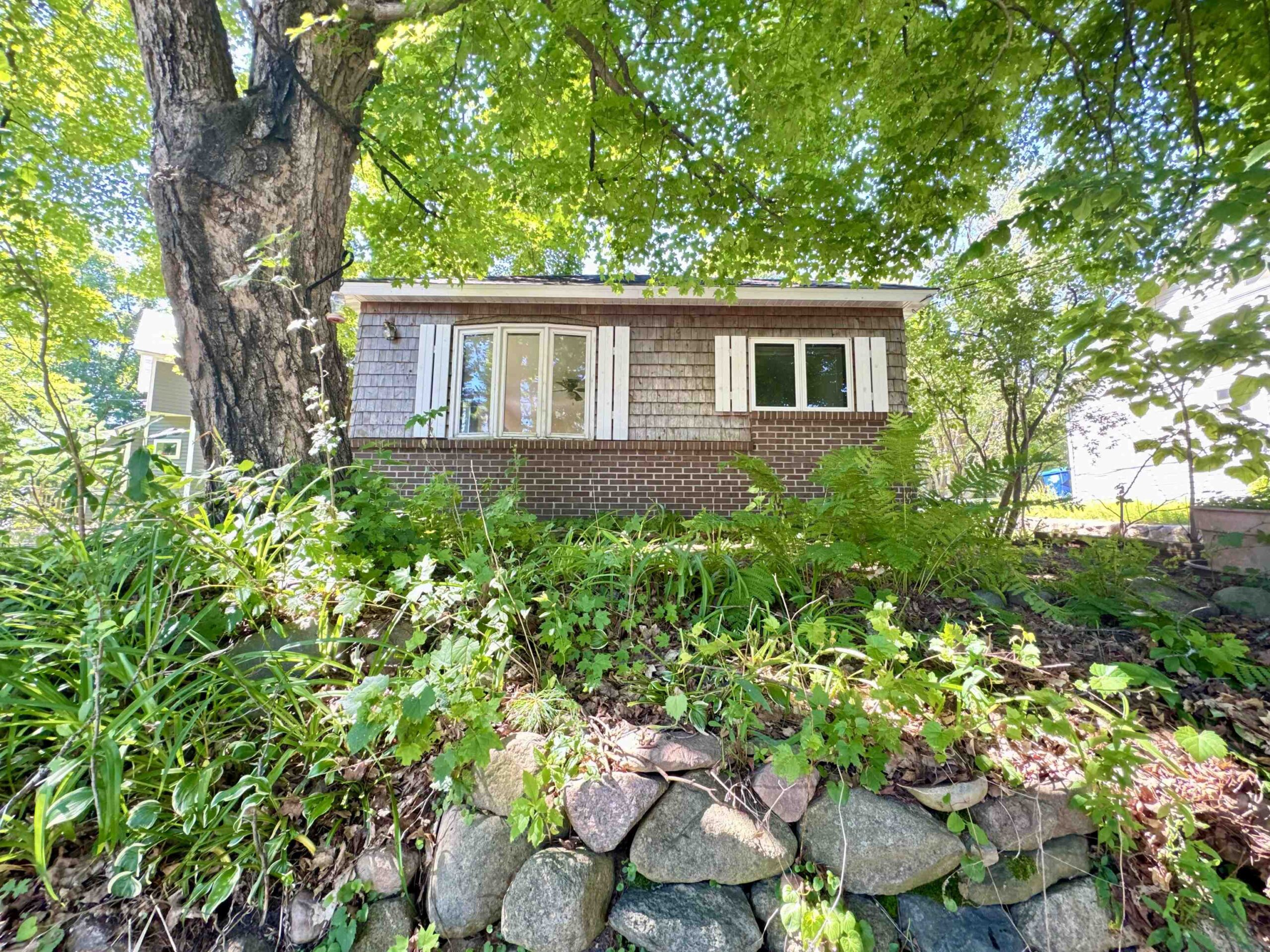 E1647 GRANDVIEW Road property preview photograph