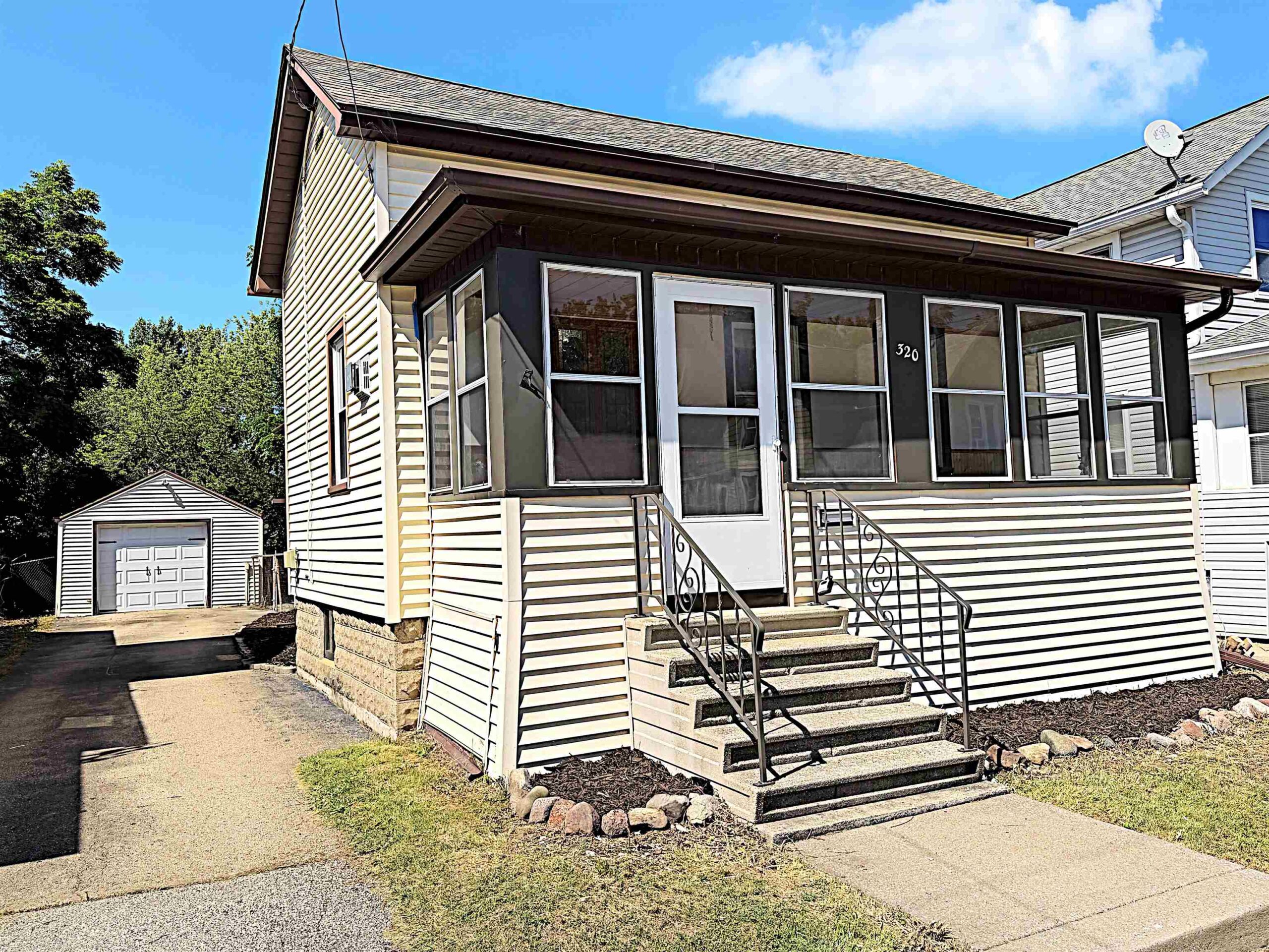 320 E PARKWAY Avenue property preview photograph