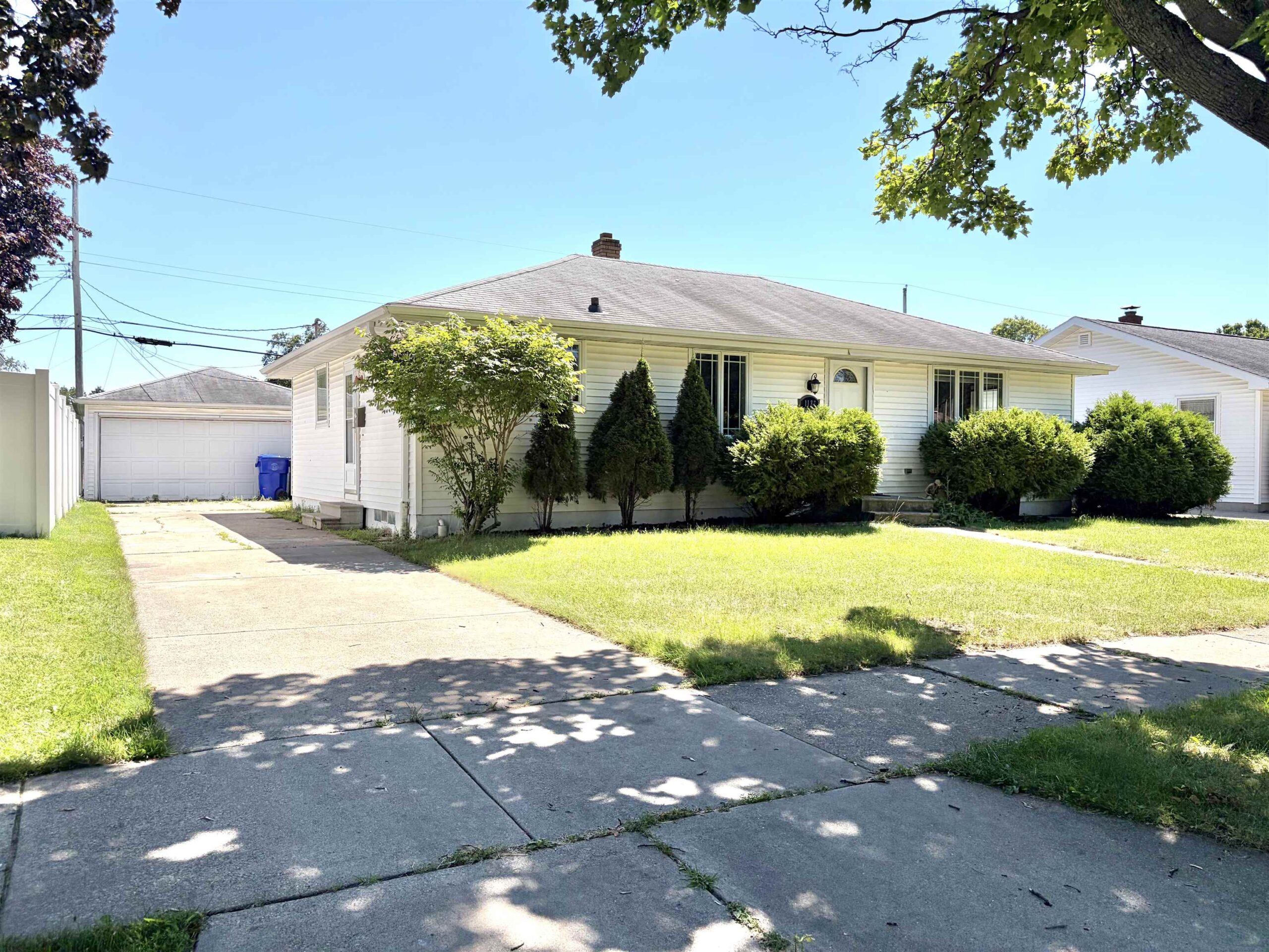 1137 W ROBERTS Avenue property preview photograph