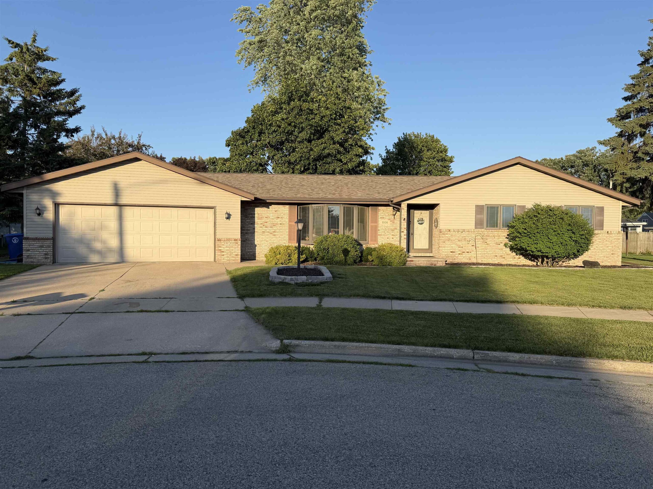 1006 WOODLAND Court property preview photograph