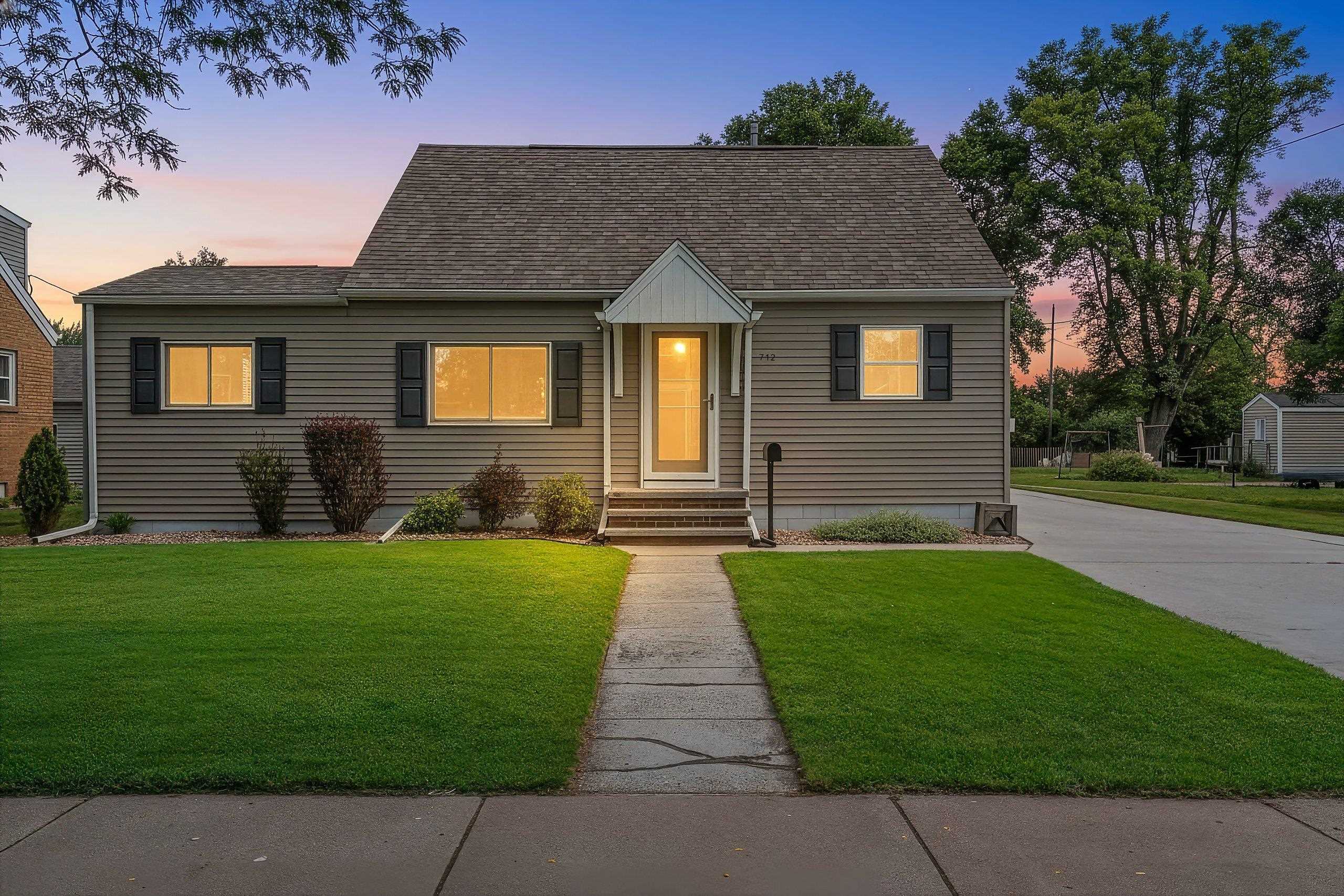 712 E 3RD Street property preview photograph