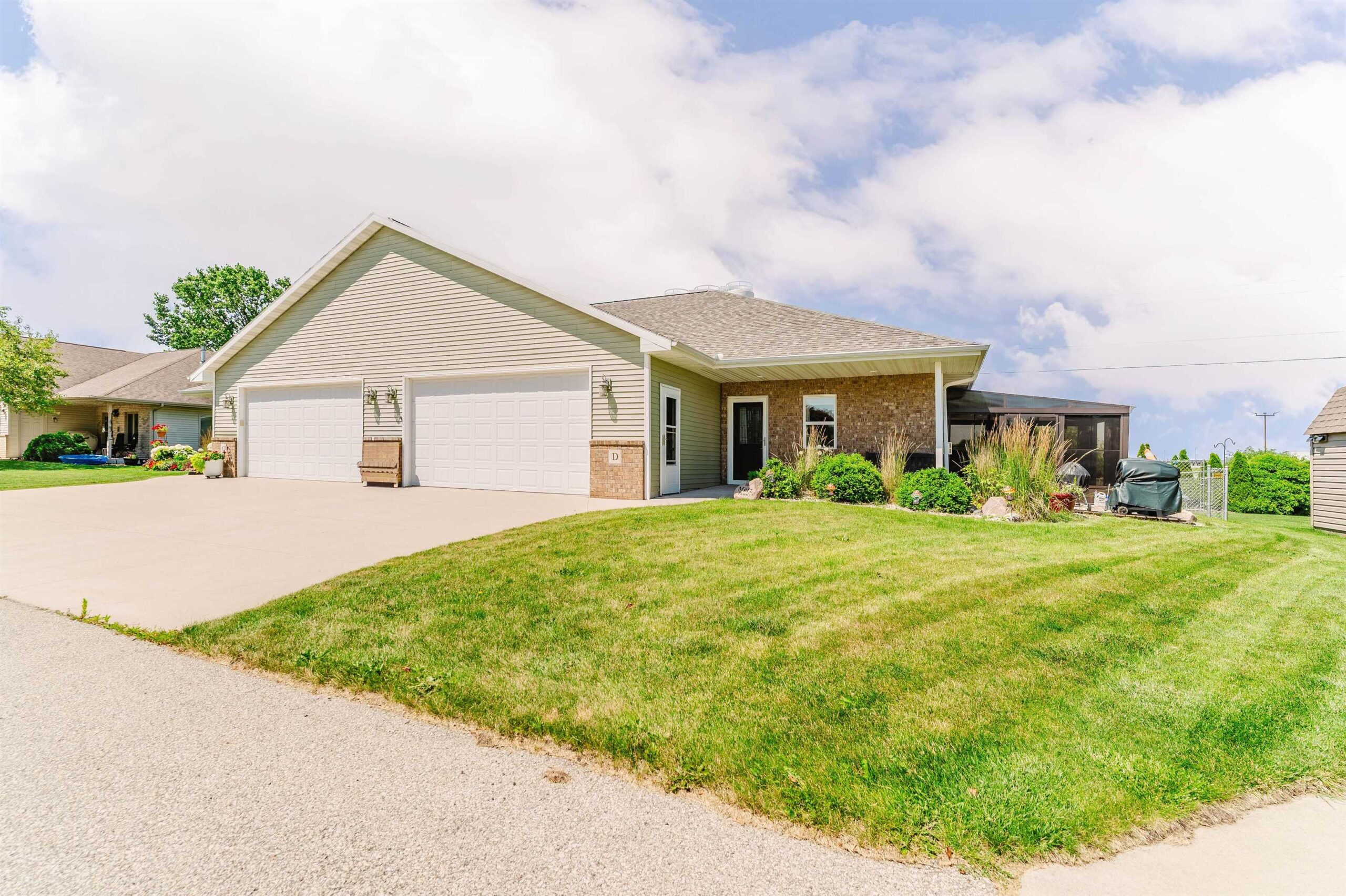 320D E EVERGREEN Drive property preview photograph