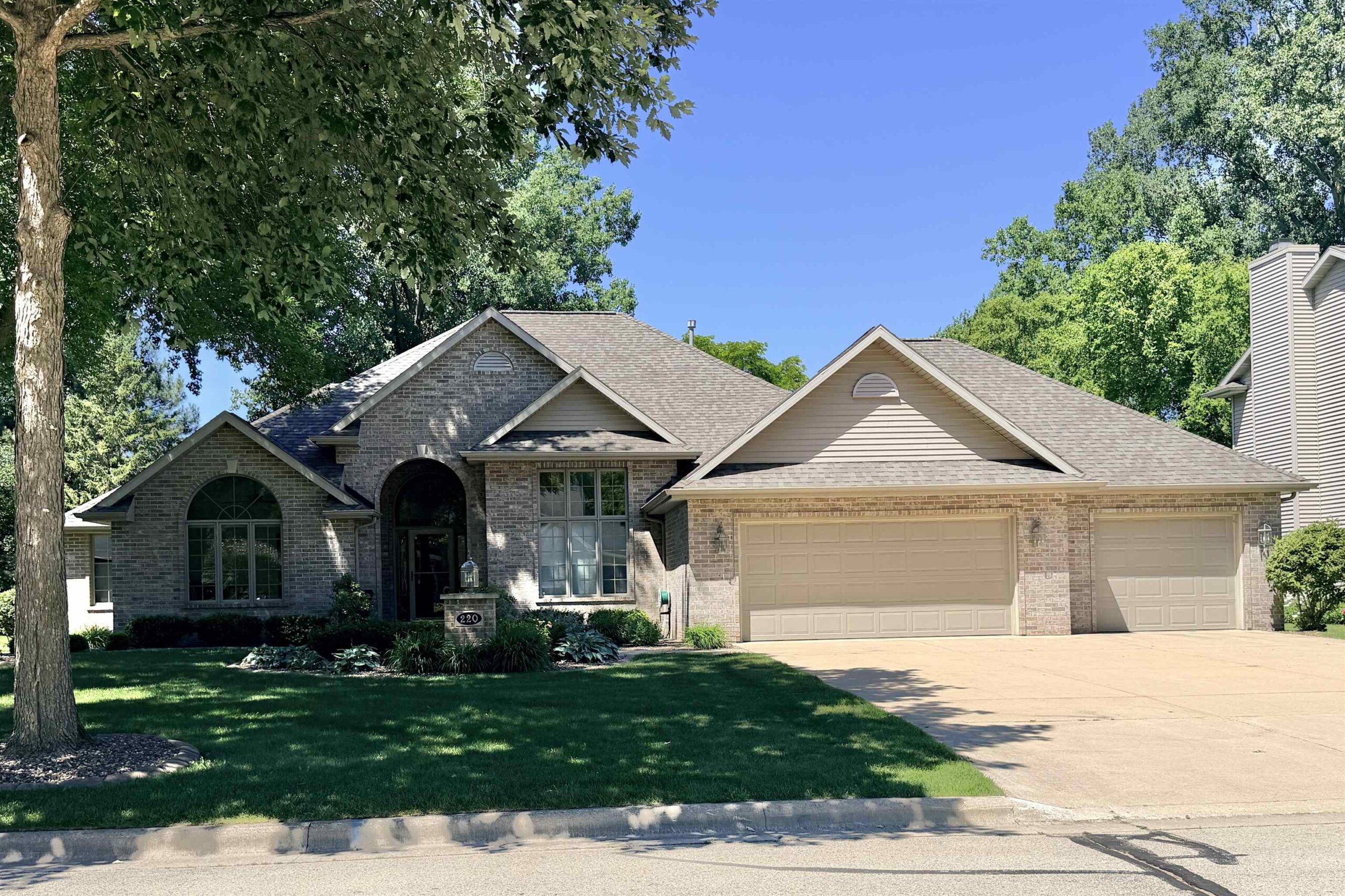 220 E FALCON HILL Way property preview photograph
