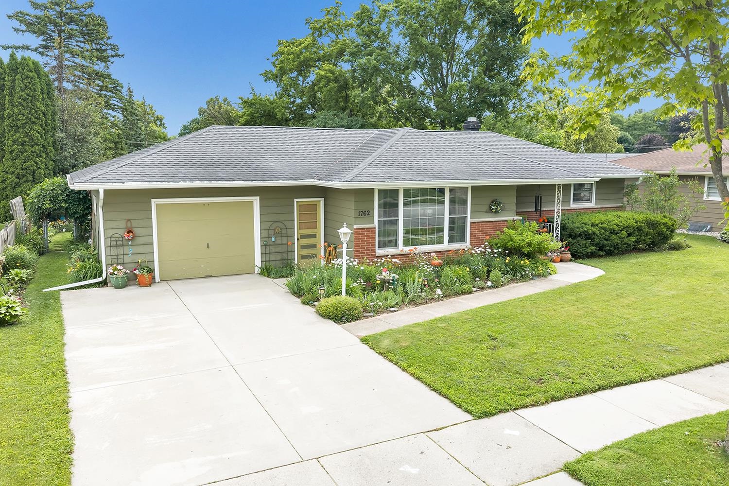 1762 CHATEAU Drive property preview photograph