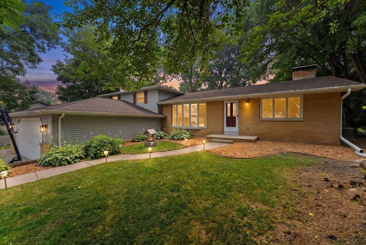 2596 DECKNER Avenue property preview photograph