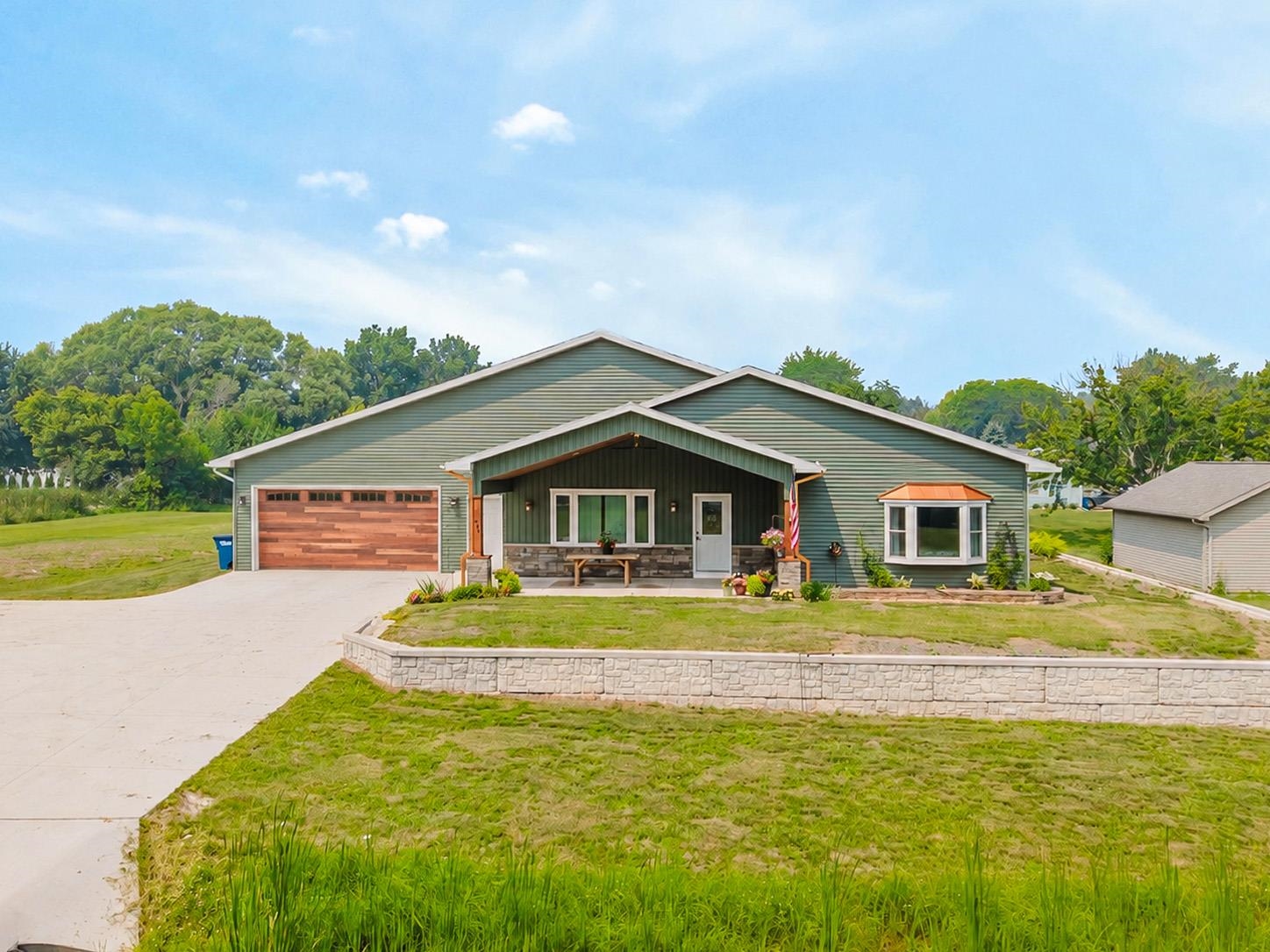 661 E RIVER Drive property preview photograph
