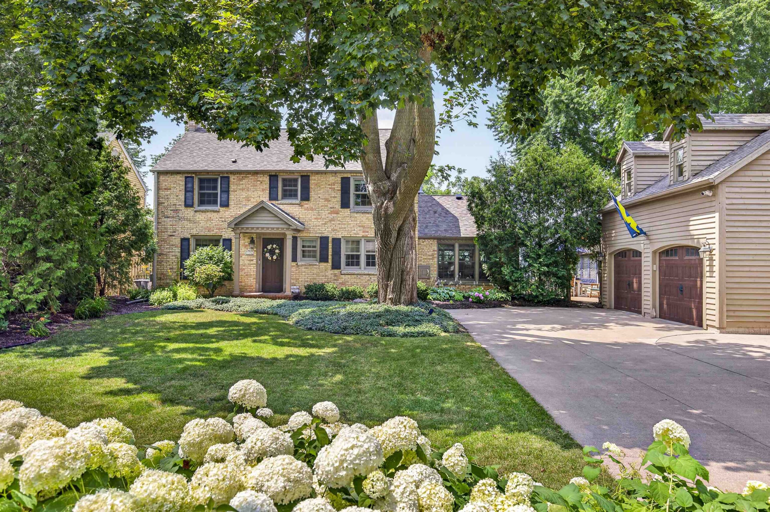 1376 LAKESHORE Drive property preview photograph