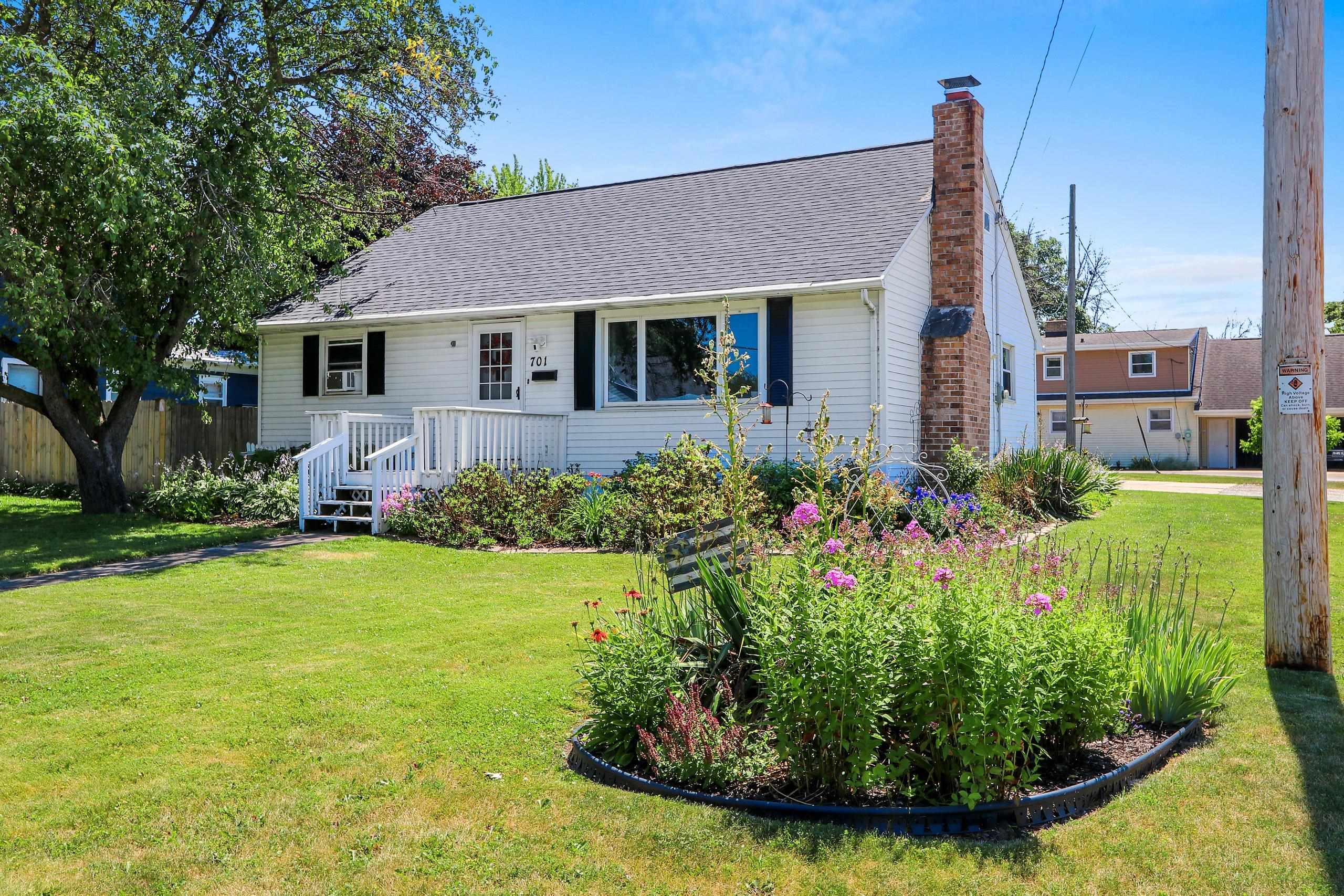 701 E 10TH Street property preview photograph
