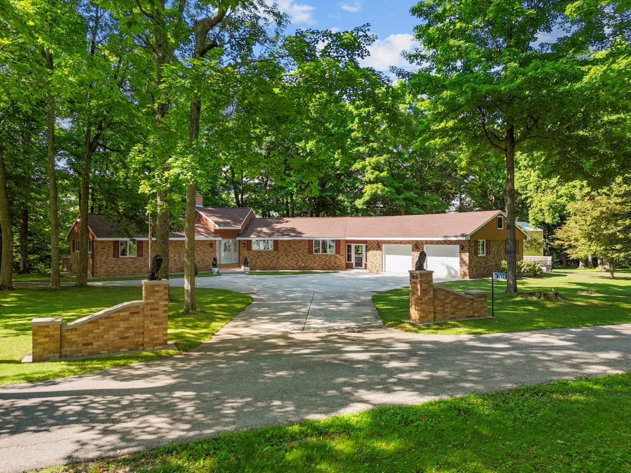 W7829 OAKCREST Drive property preview photograph