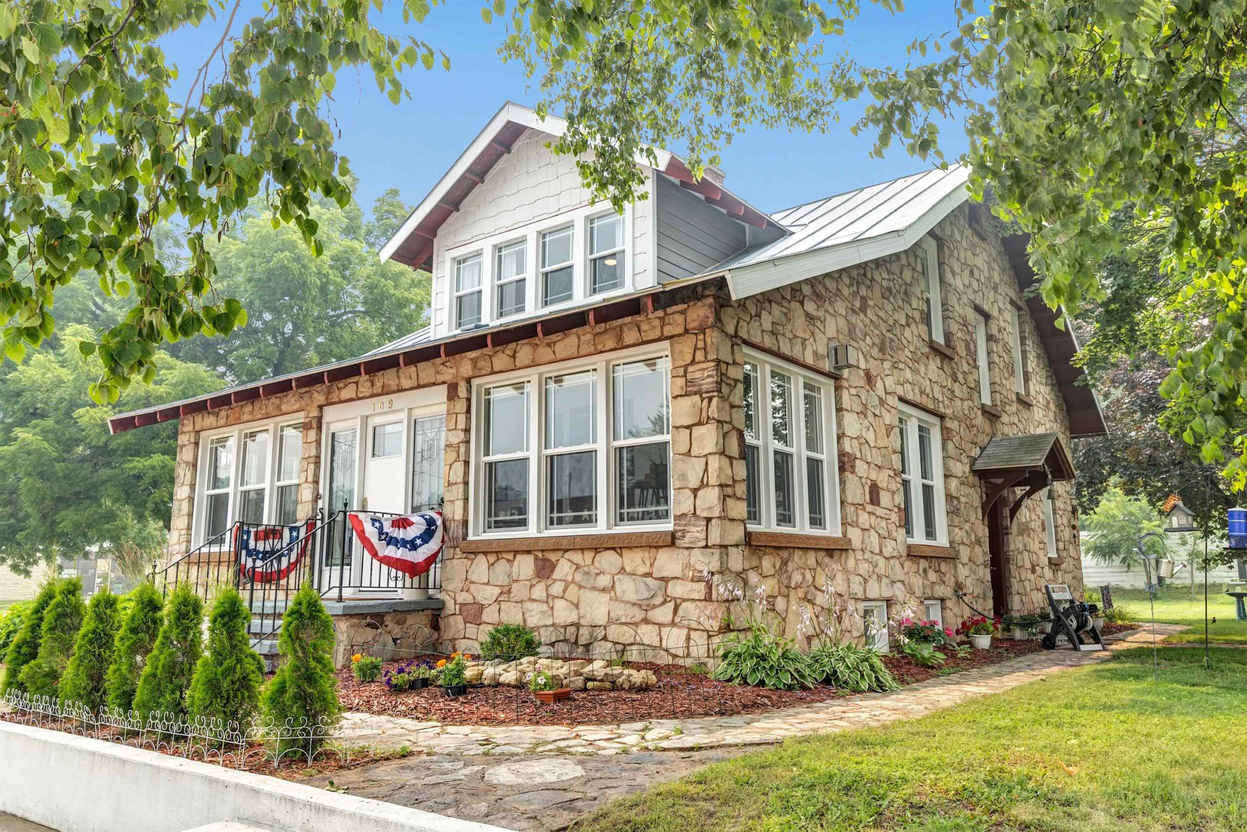 109 E WISCONSIN Street property preview photograph