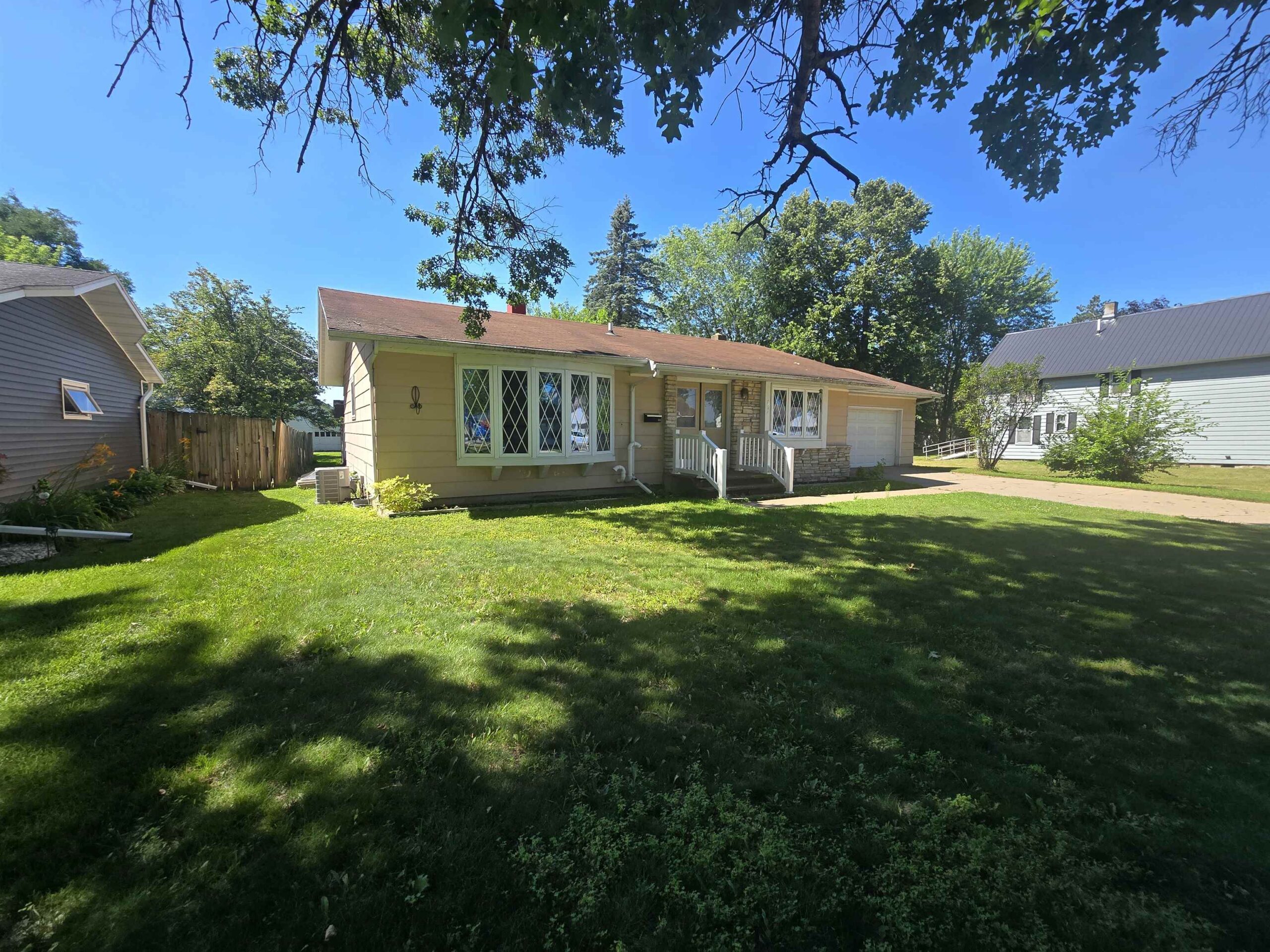 614 W 1ST Street property preview photograph
