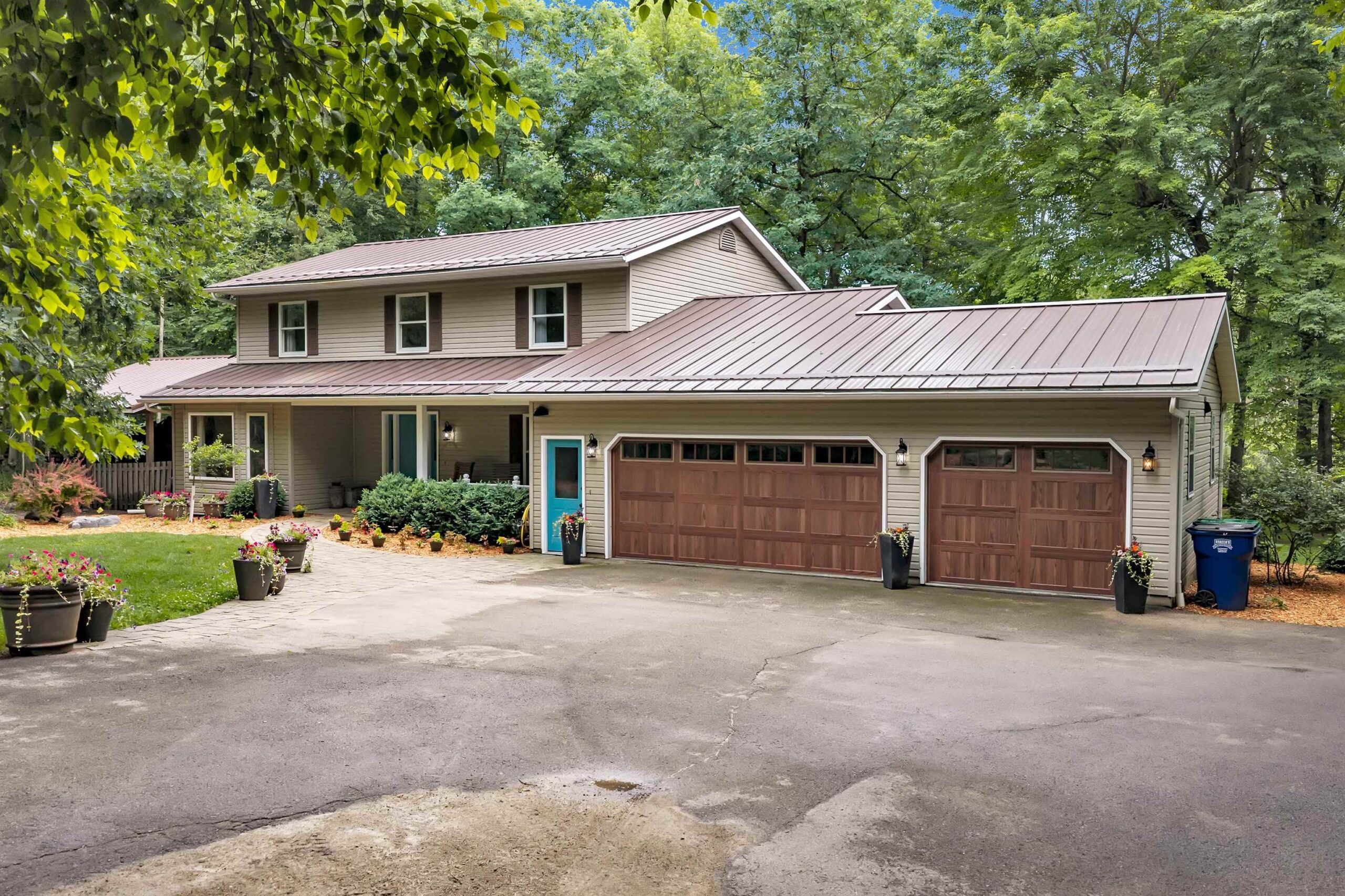 E2400 LAMPLIGHTER Lane property preview photograph
