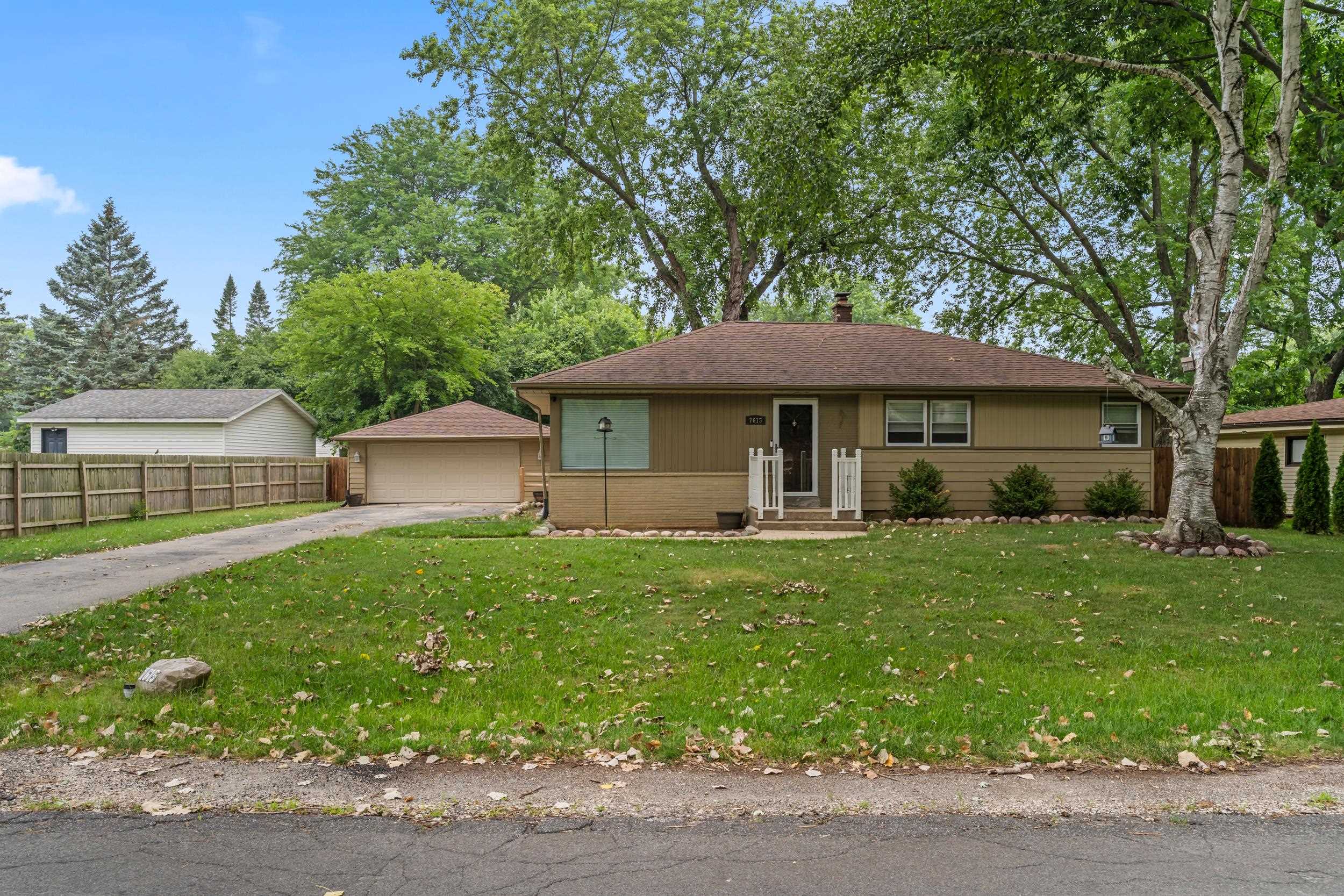7615 N DELTA Place property preview photograph