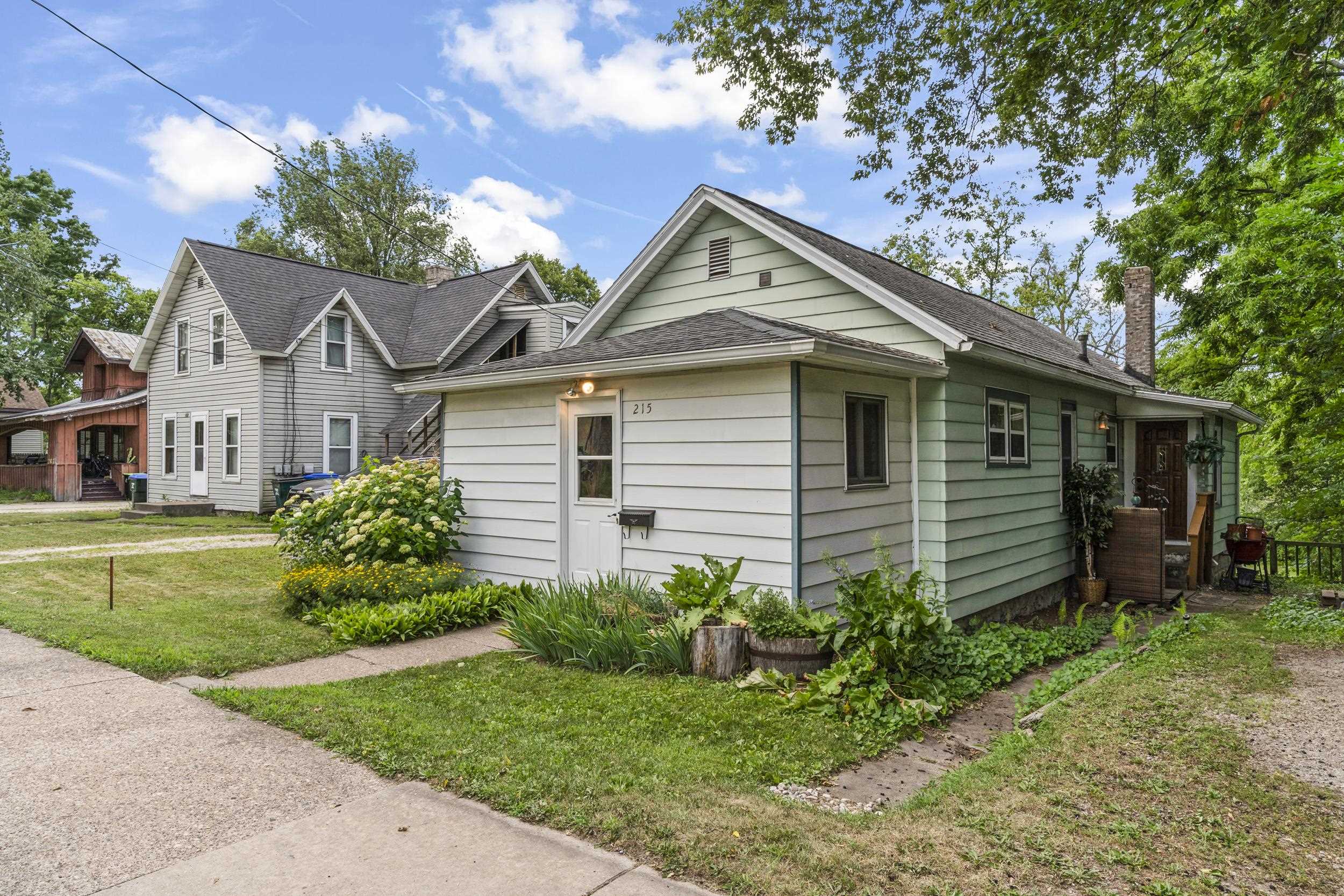 215 N DIVISION Street property preview photograph