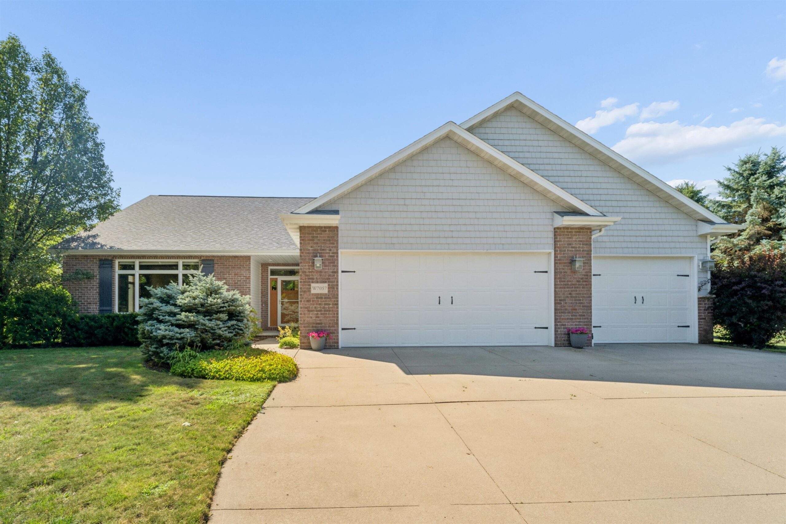 W7057 FOREST GLEN Court property preview photograph