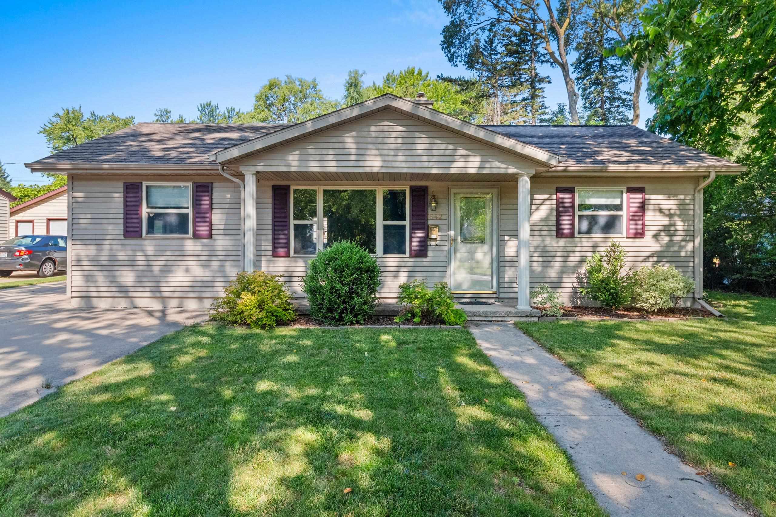 542 CLOVER Lane property preview photograph