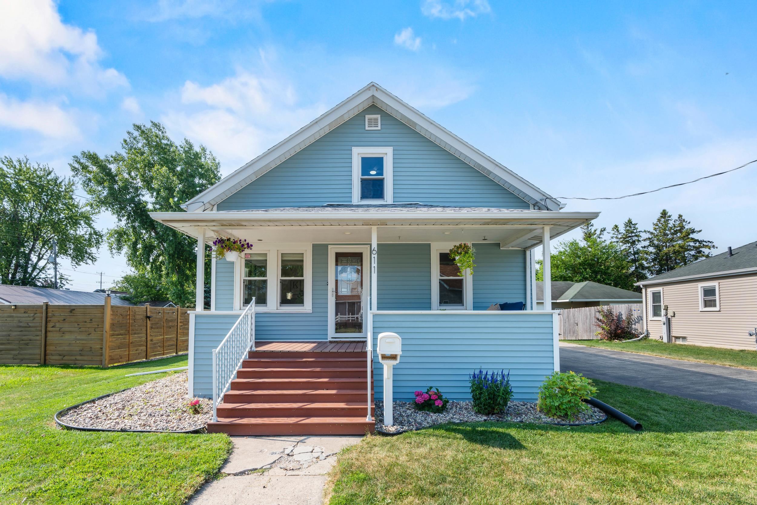 611 OAK Street property preview photograph