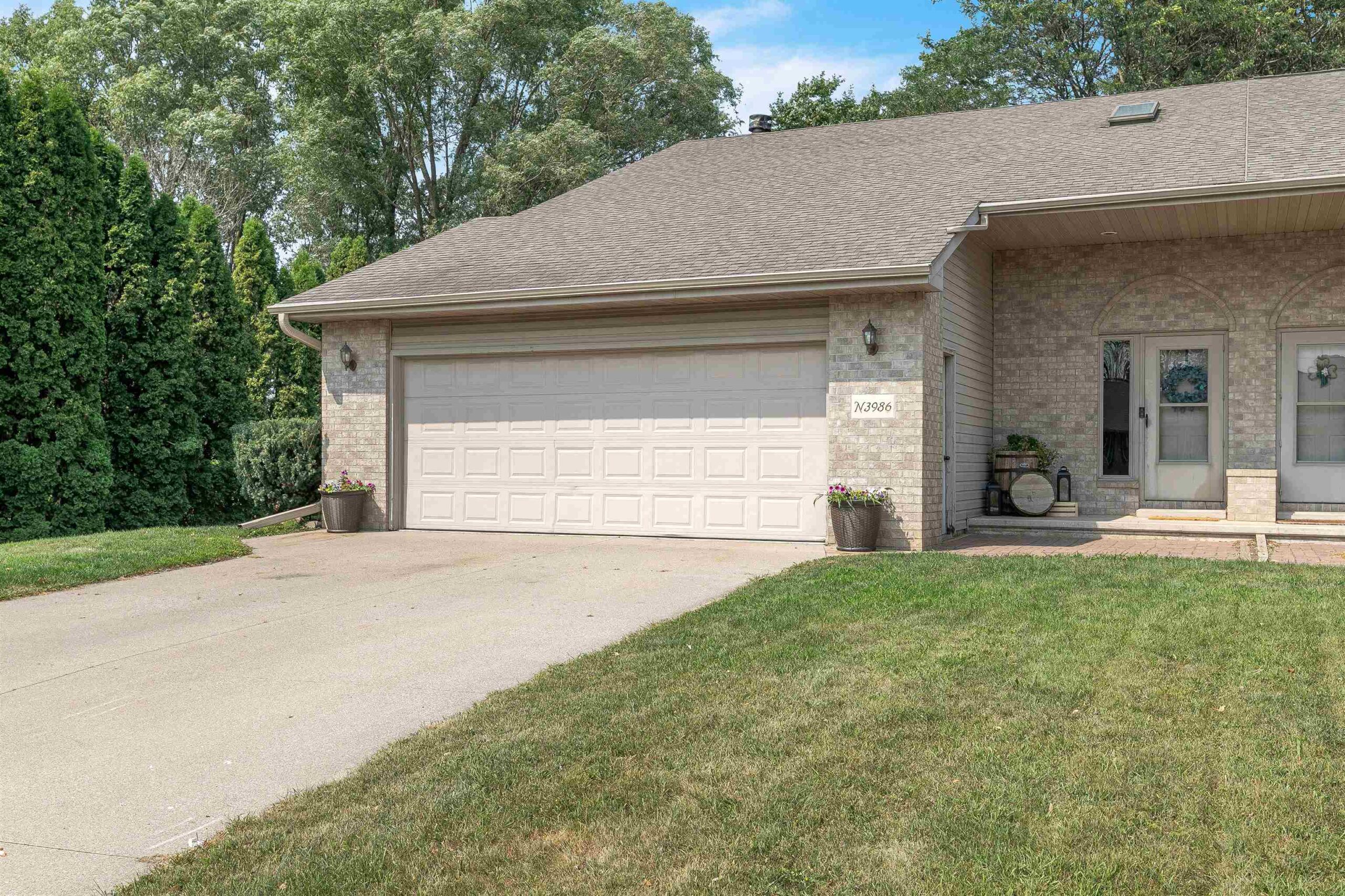 N3986 SHAMROCK Circle property preview photograph