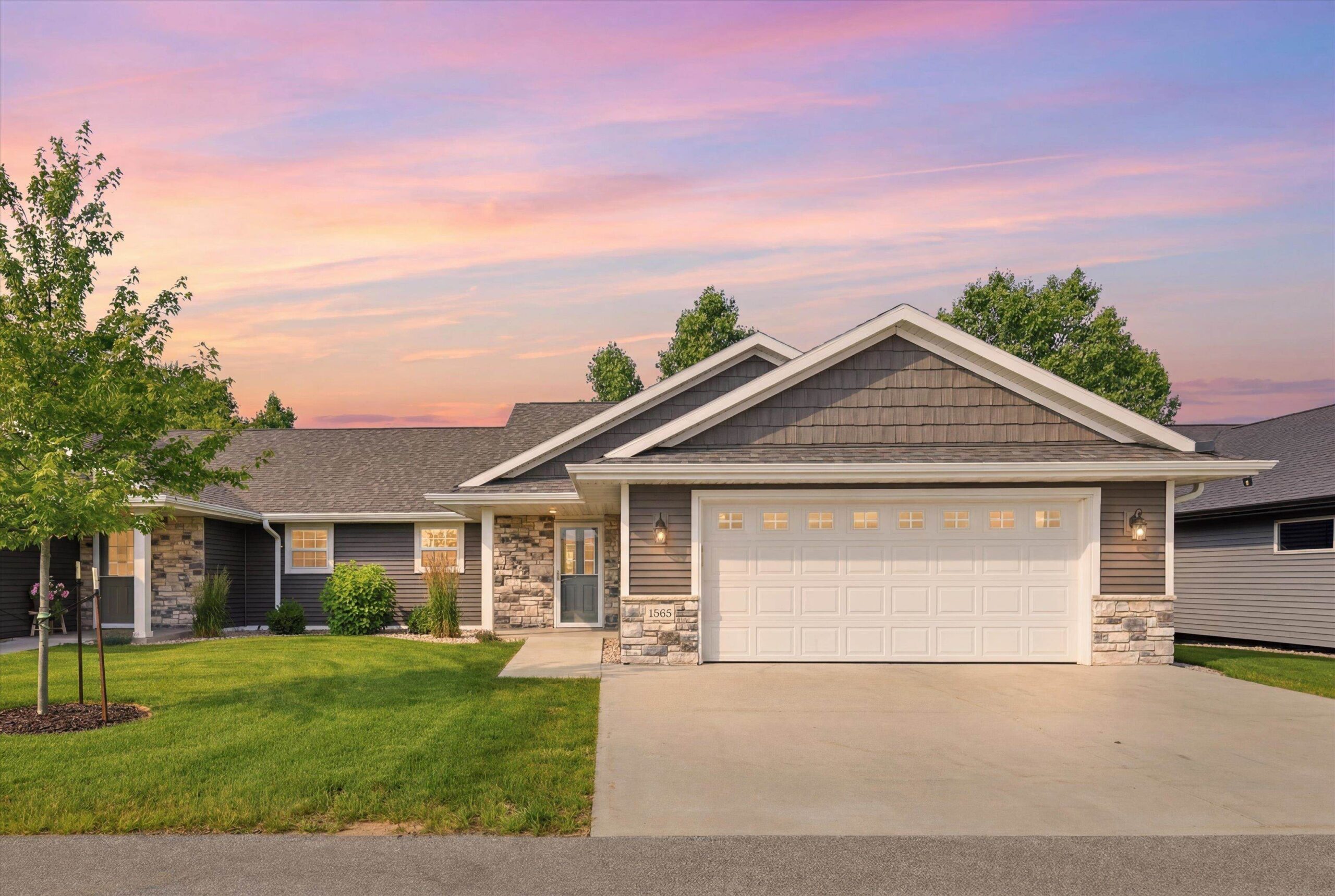 1865 SOUTHBRIDGE Road property preview photograph
