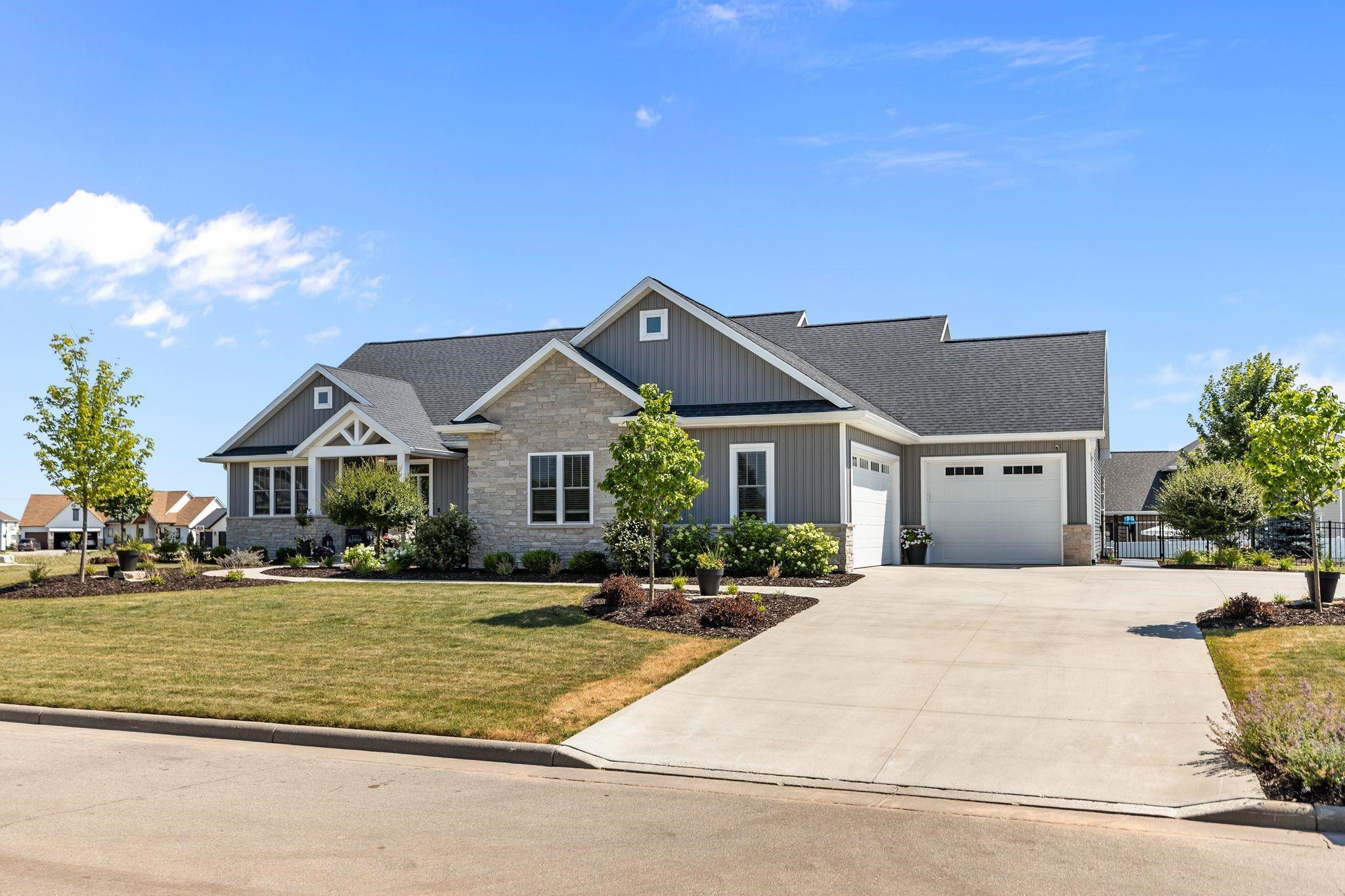 3001 W OLD OAK Drive property preview photograph