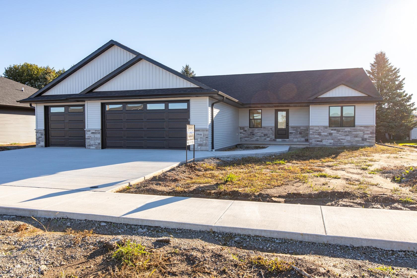 N3946 DEERE Drive property preview photograph