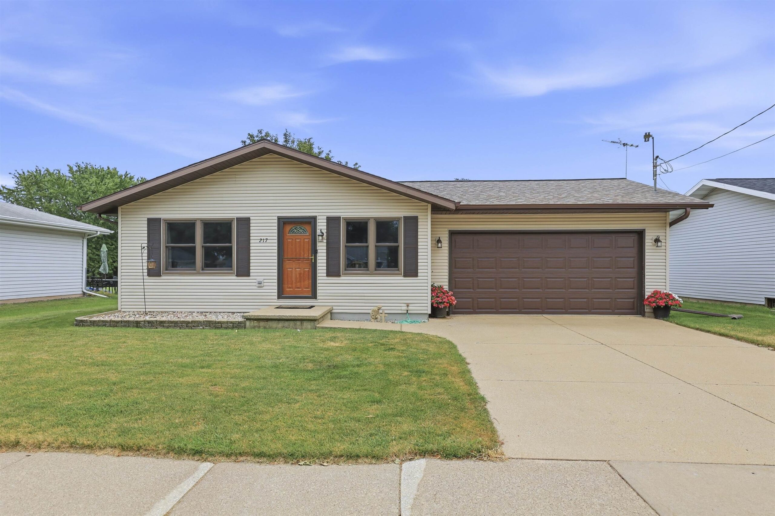 217 E MITCHELL Avenue property preview photograph