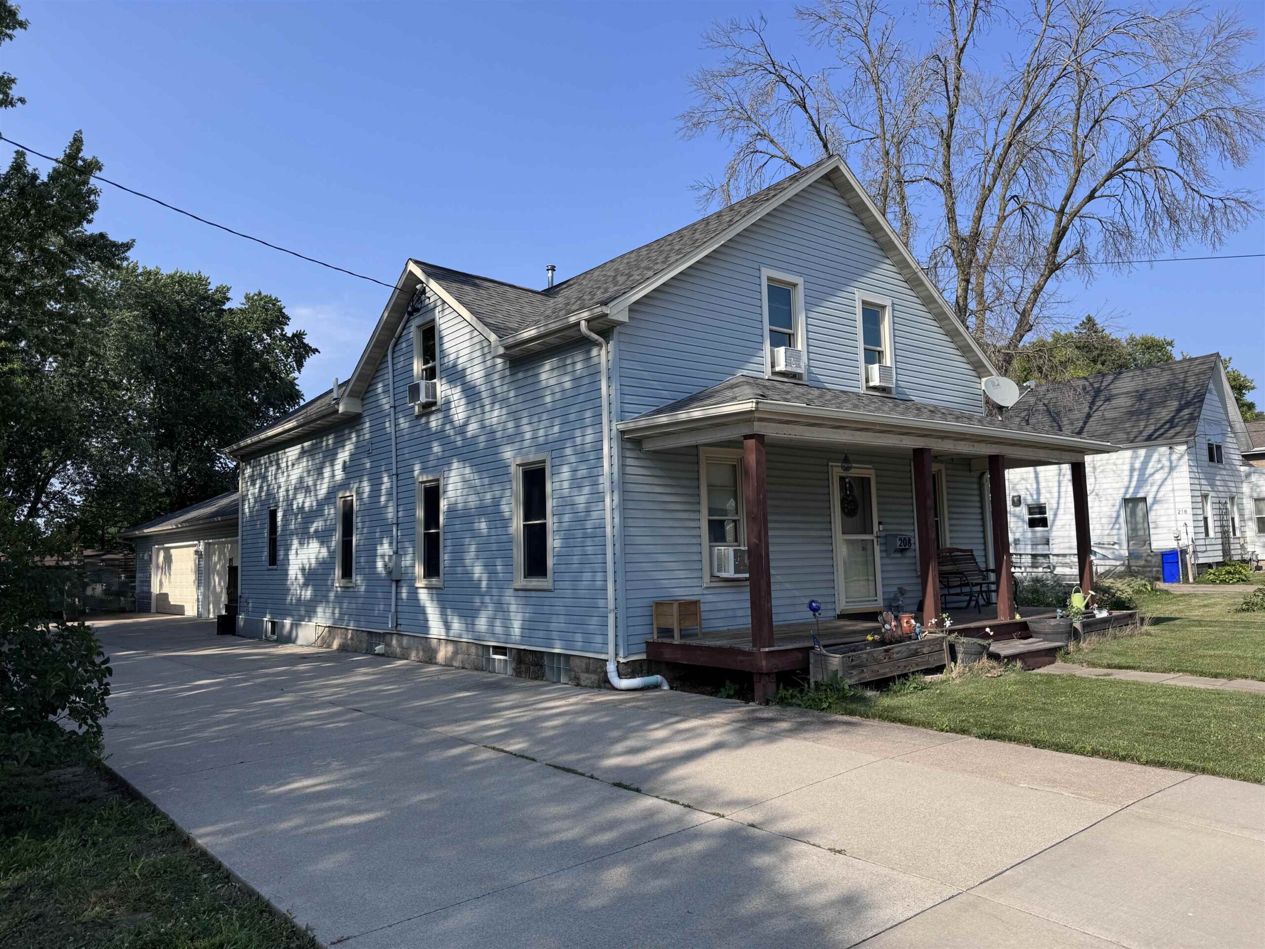 208 E CALUMET Street property preview photograph