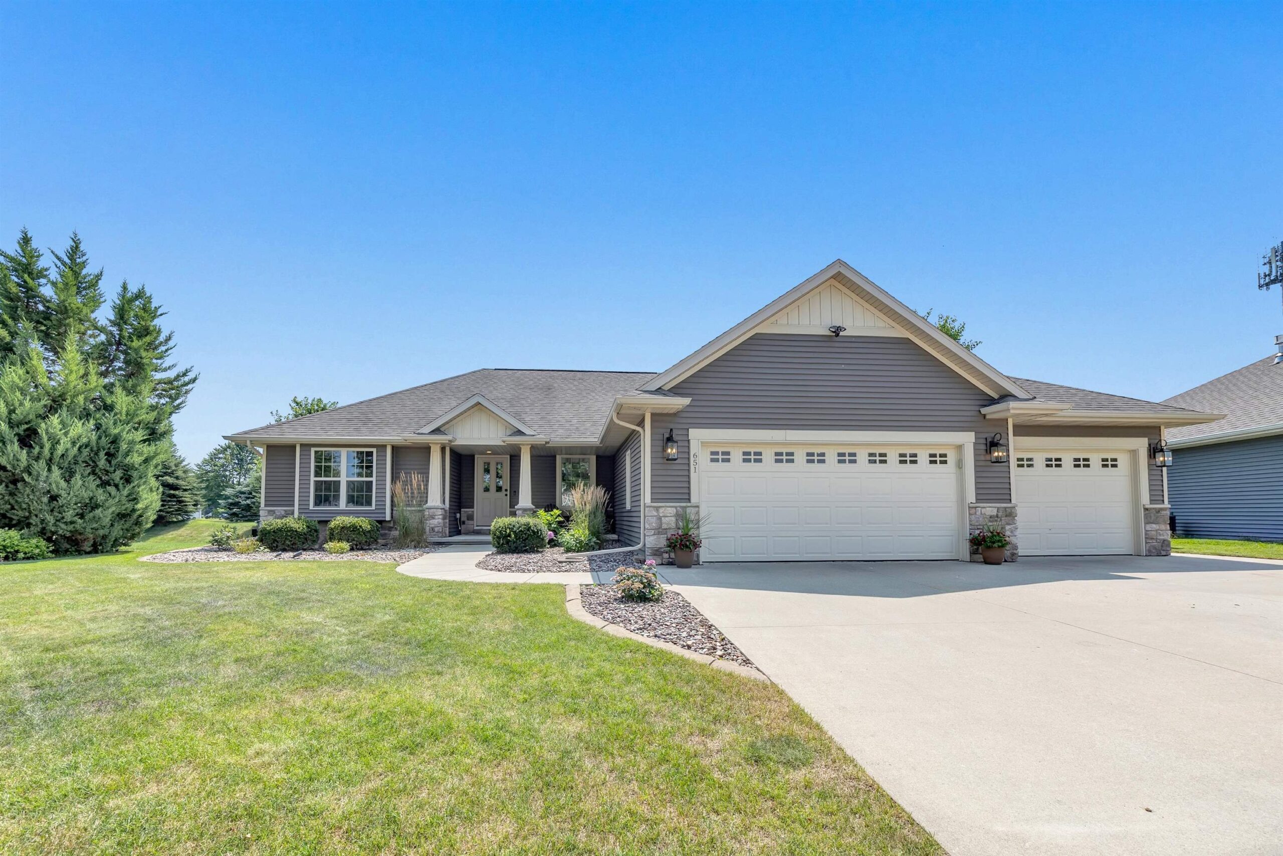 651 PEBBLESTONE Circle property preview photograph