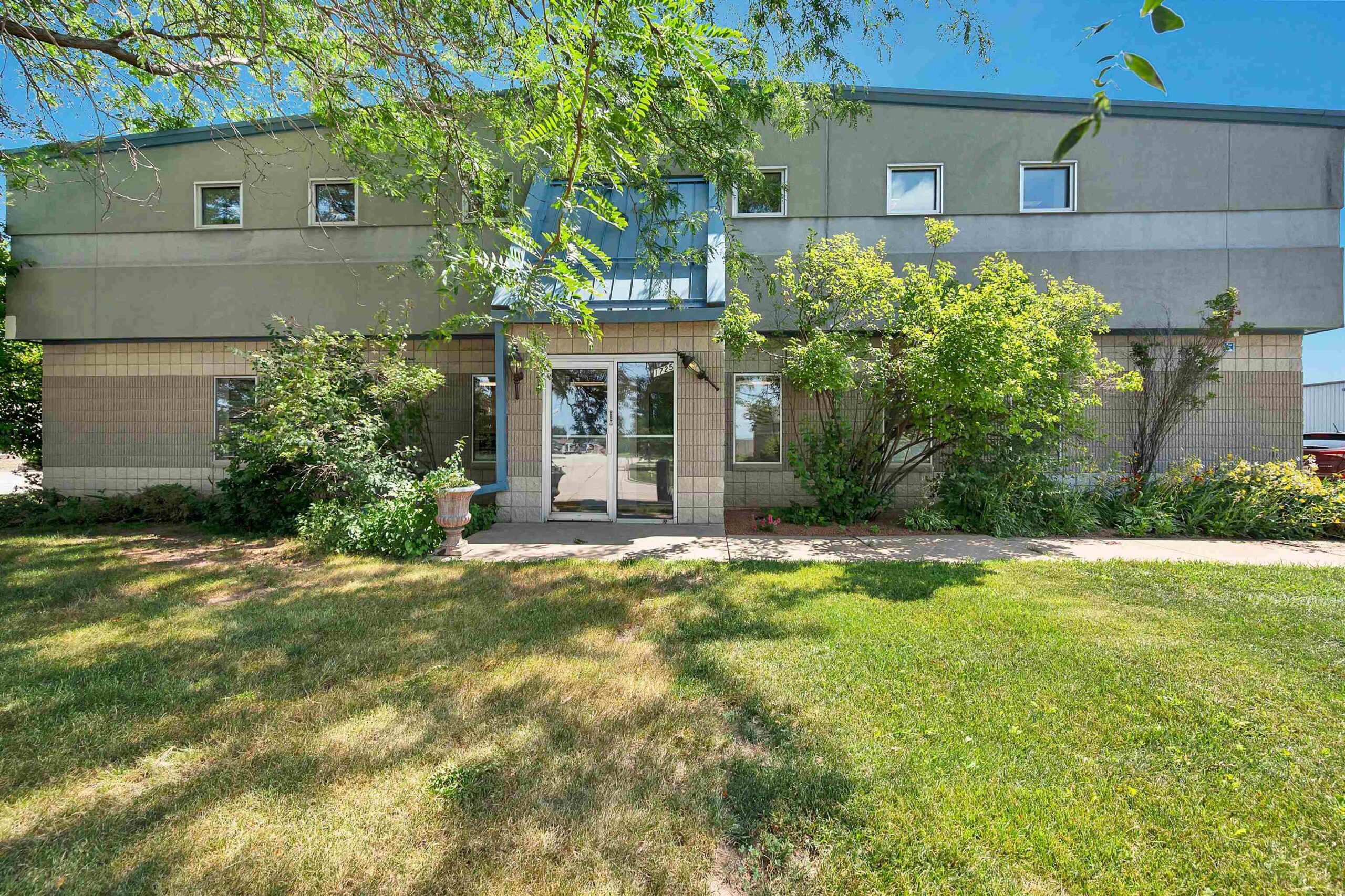 1725 SUBURBAN Drive property preview photograph