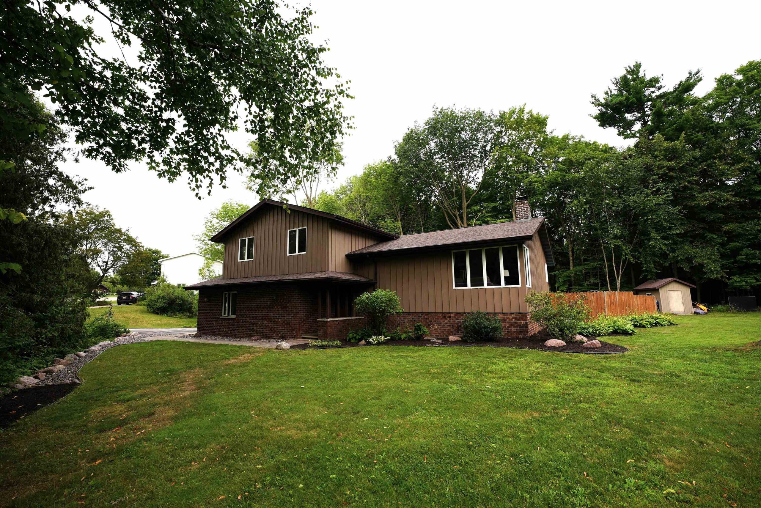 208 W HIGHLAND Drive property preview photograph
