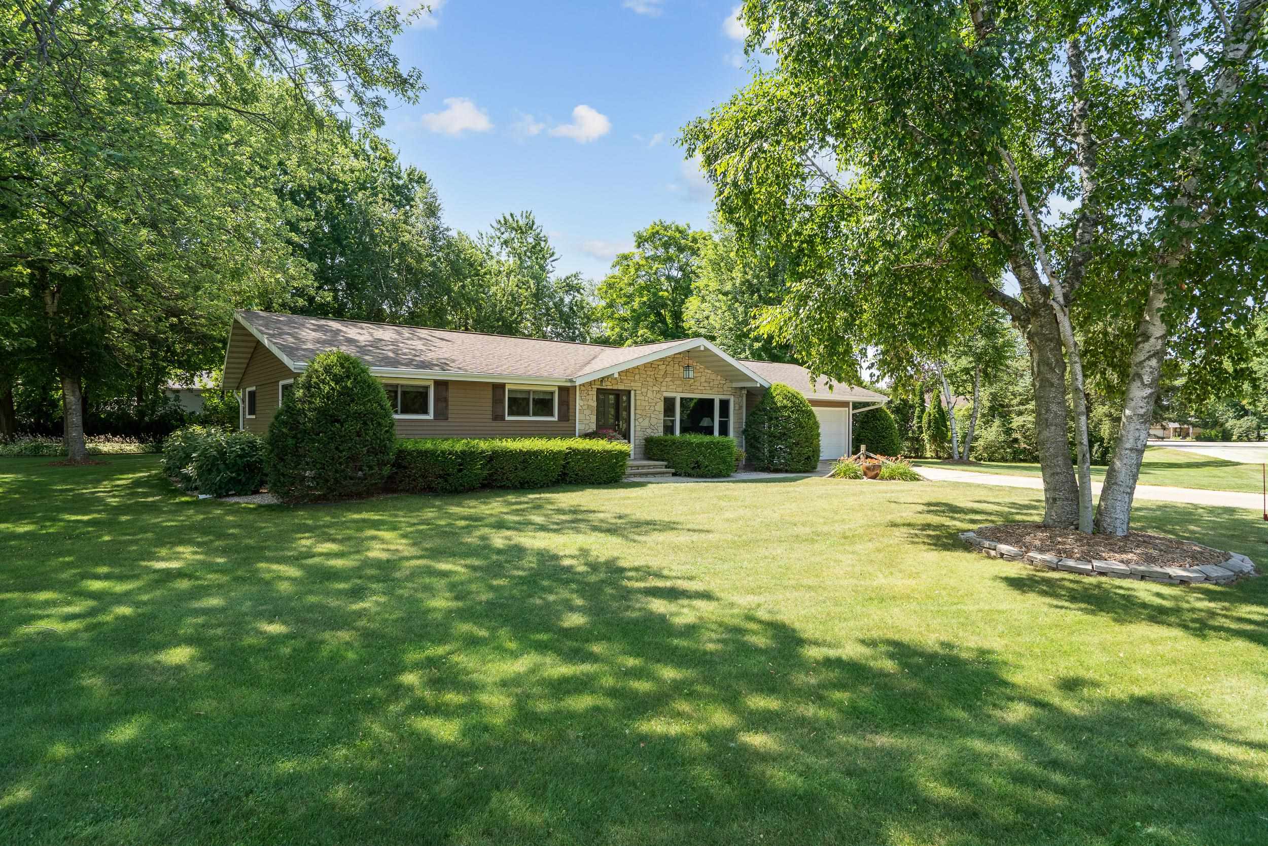 W6462 LAKEVIEW Court property preview photograph