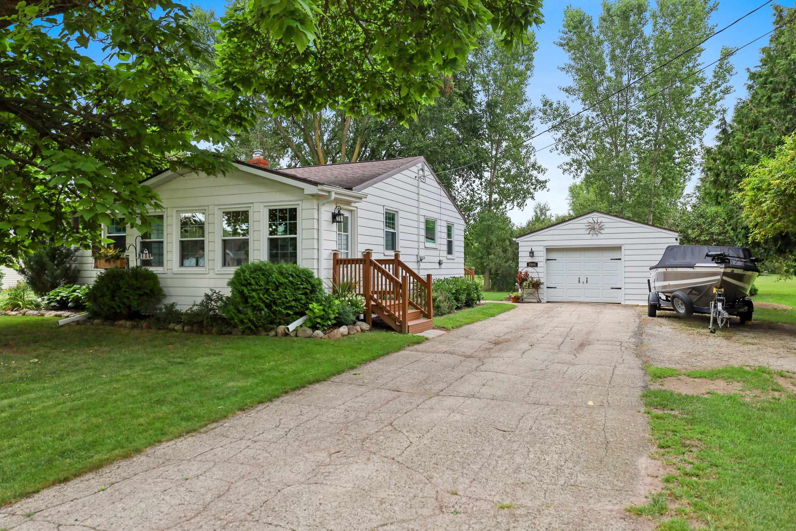 5044 E RONSMAN Road property preview photograph