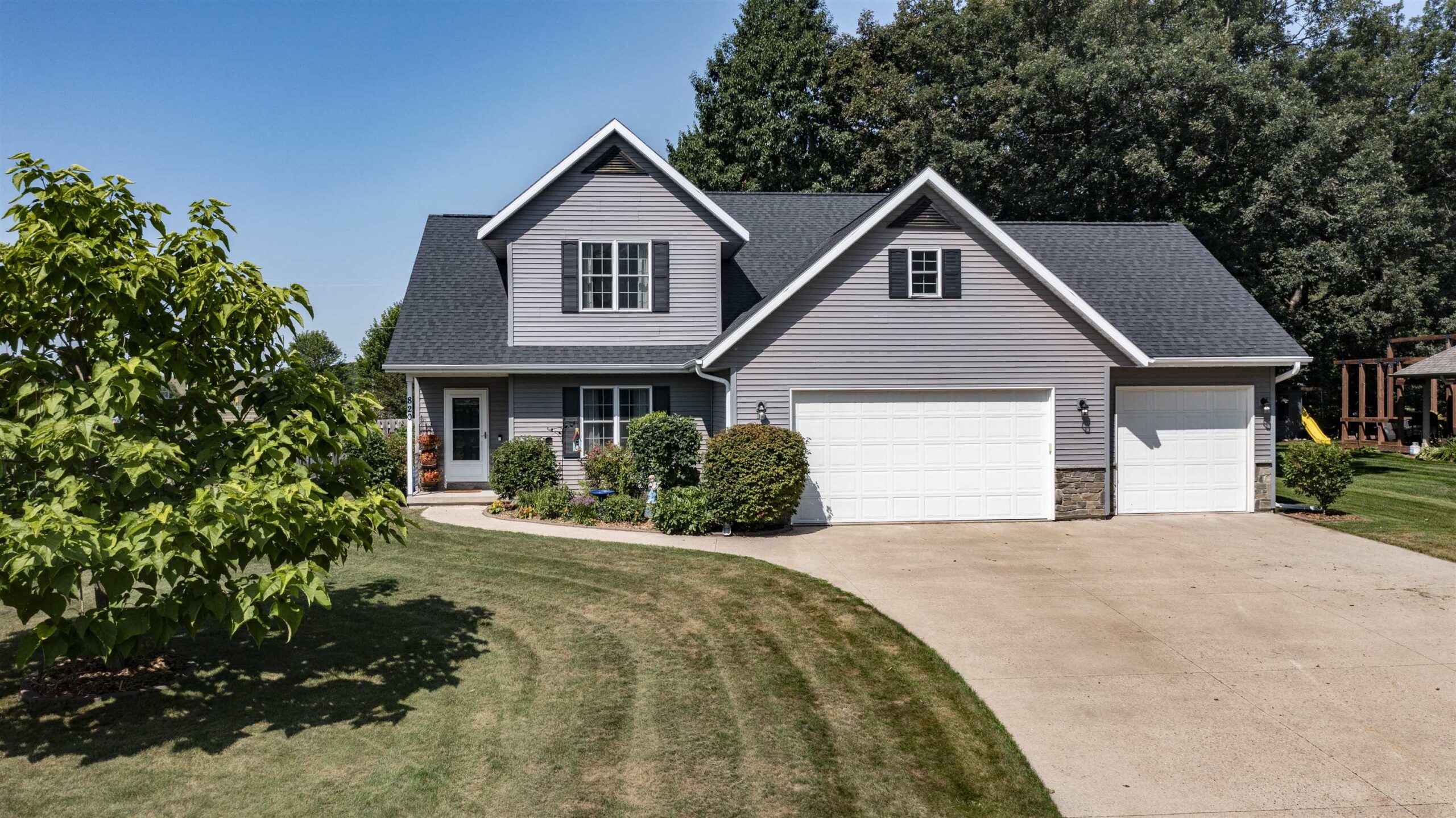 820 WOODLAND Circle property preview photograph