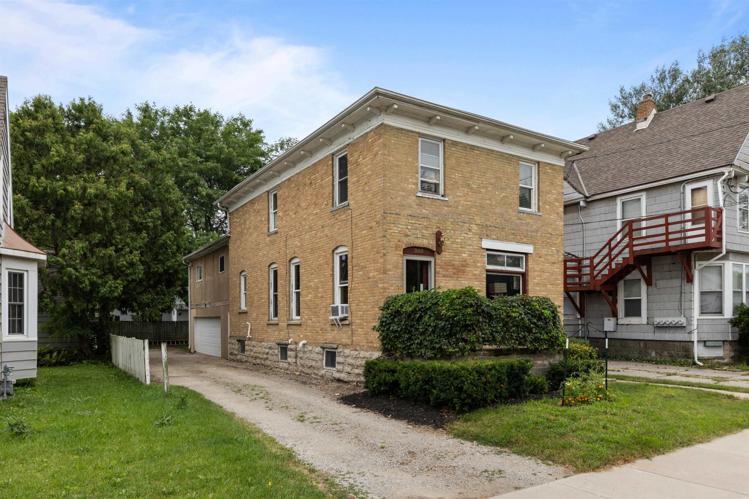 303 E PARKWAY Avenue property preview photograph