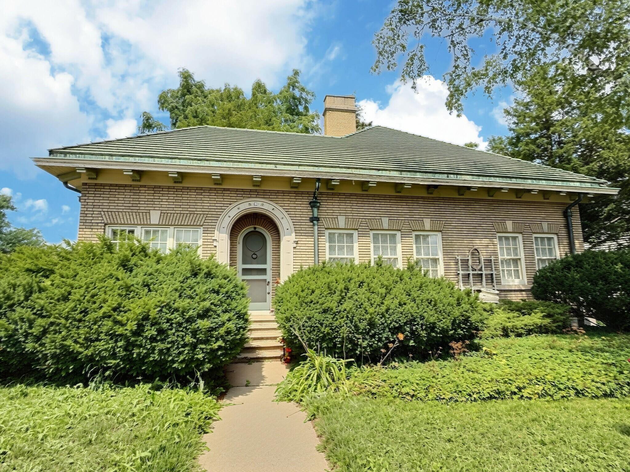 628 W IRVING Avenue property preview photograph