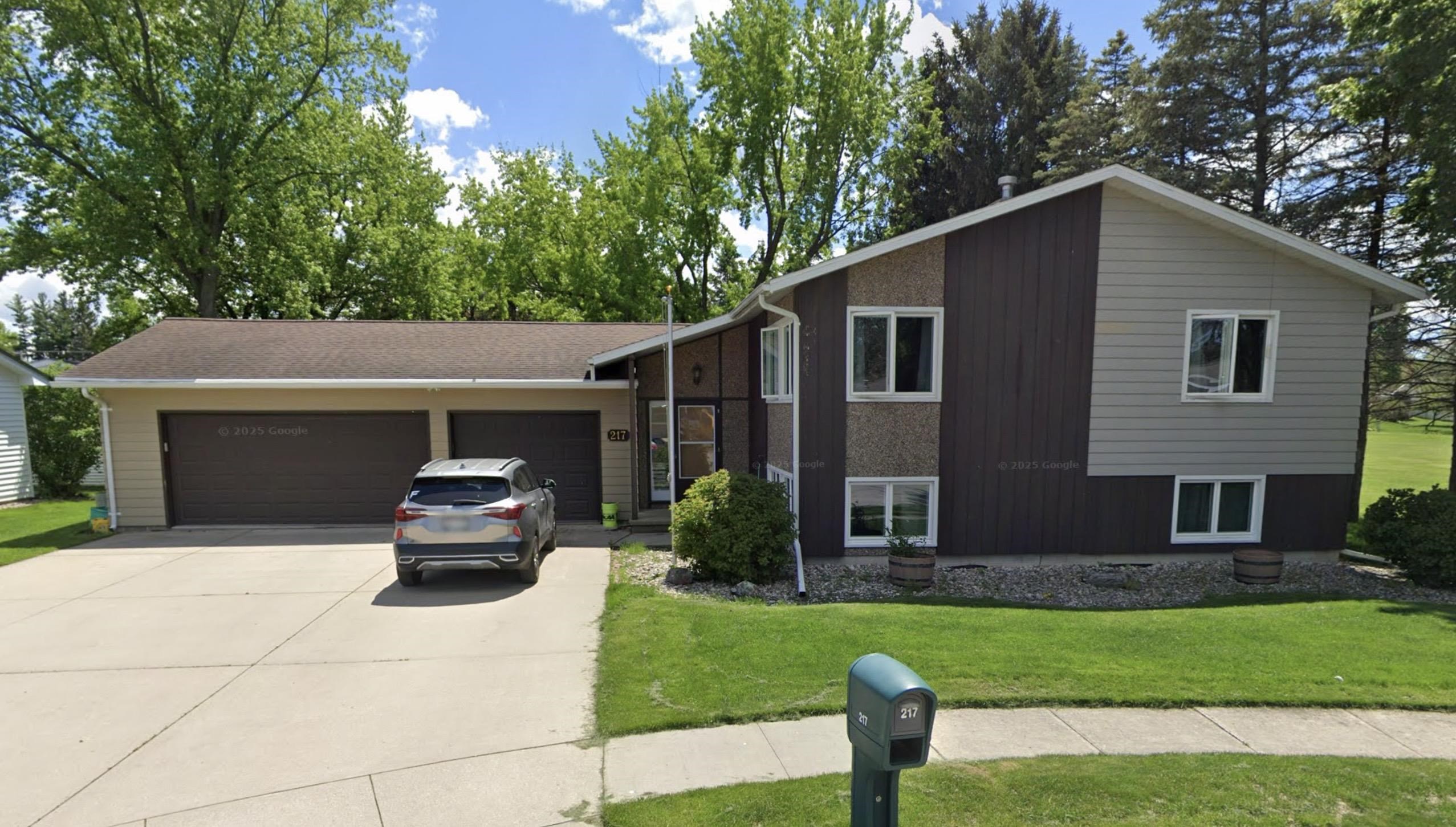 217 HOWARD Street property preview photograph
