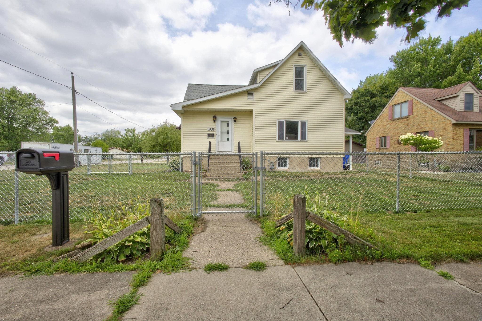 301 N NOQUEBAY Avenue property preview photograph