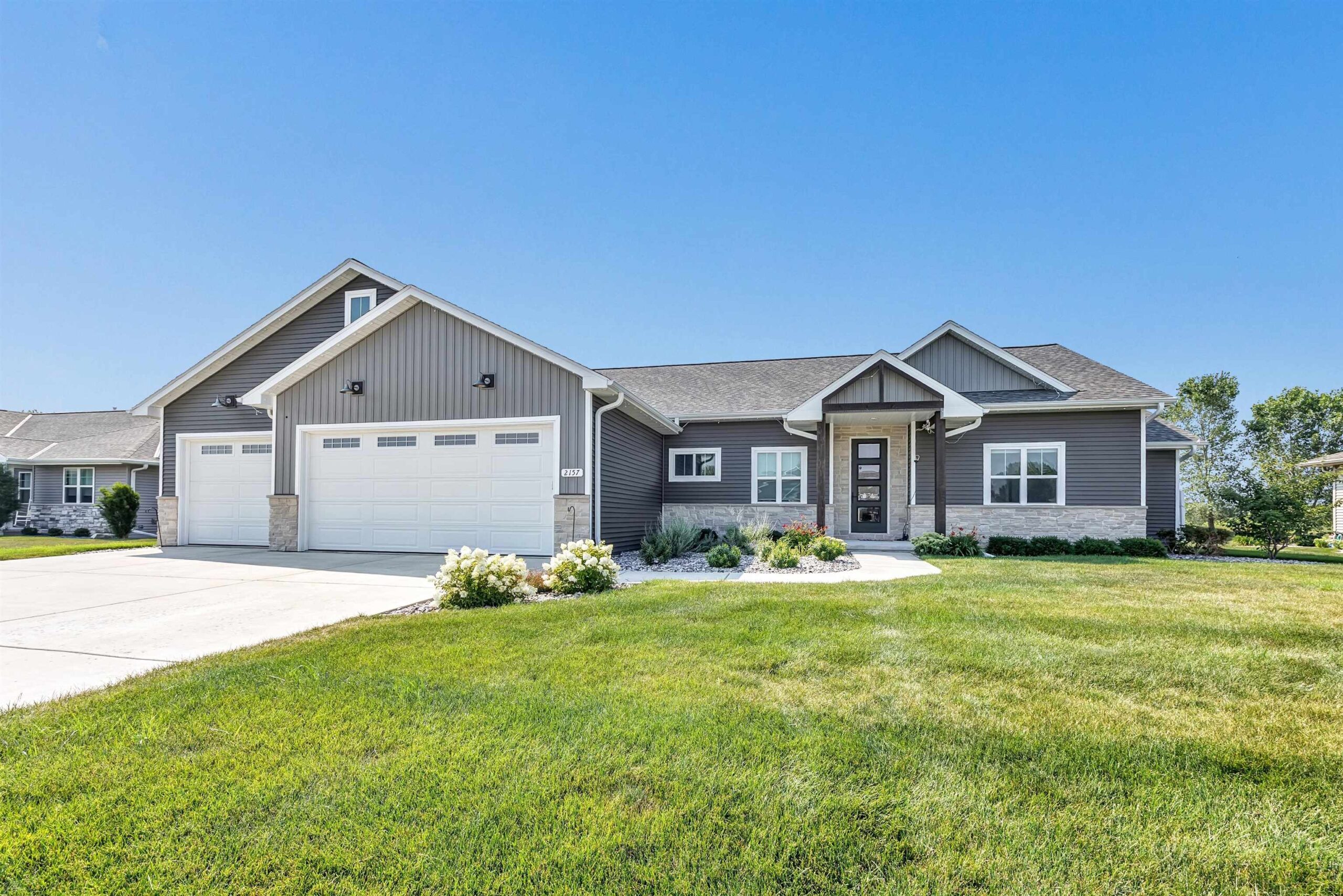 2157 FOX POINT Circle property preview photograph