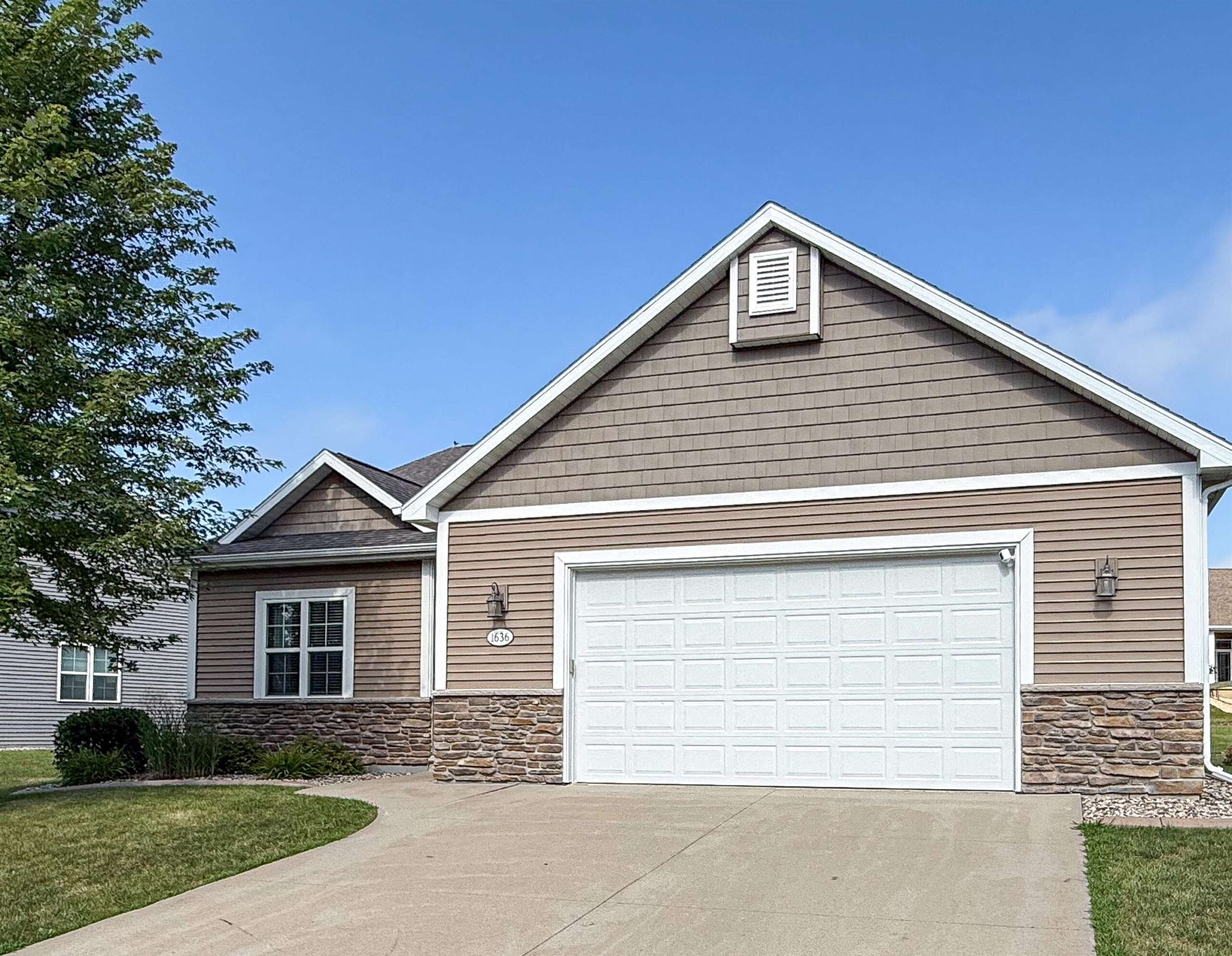 1636 OAK HOLLOW Lane property preview photograph