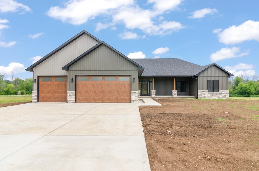 583 WILLOW Drive property preview photograph