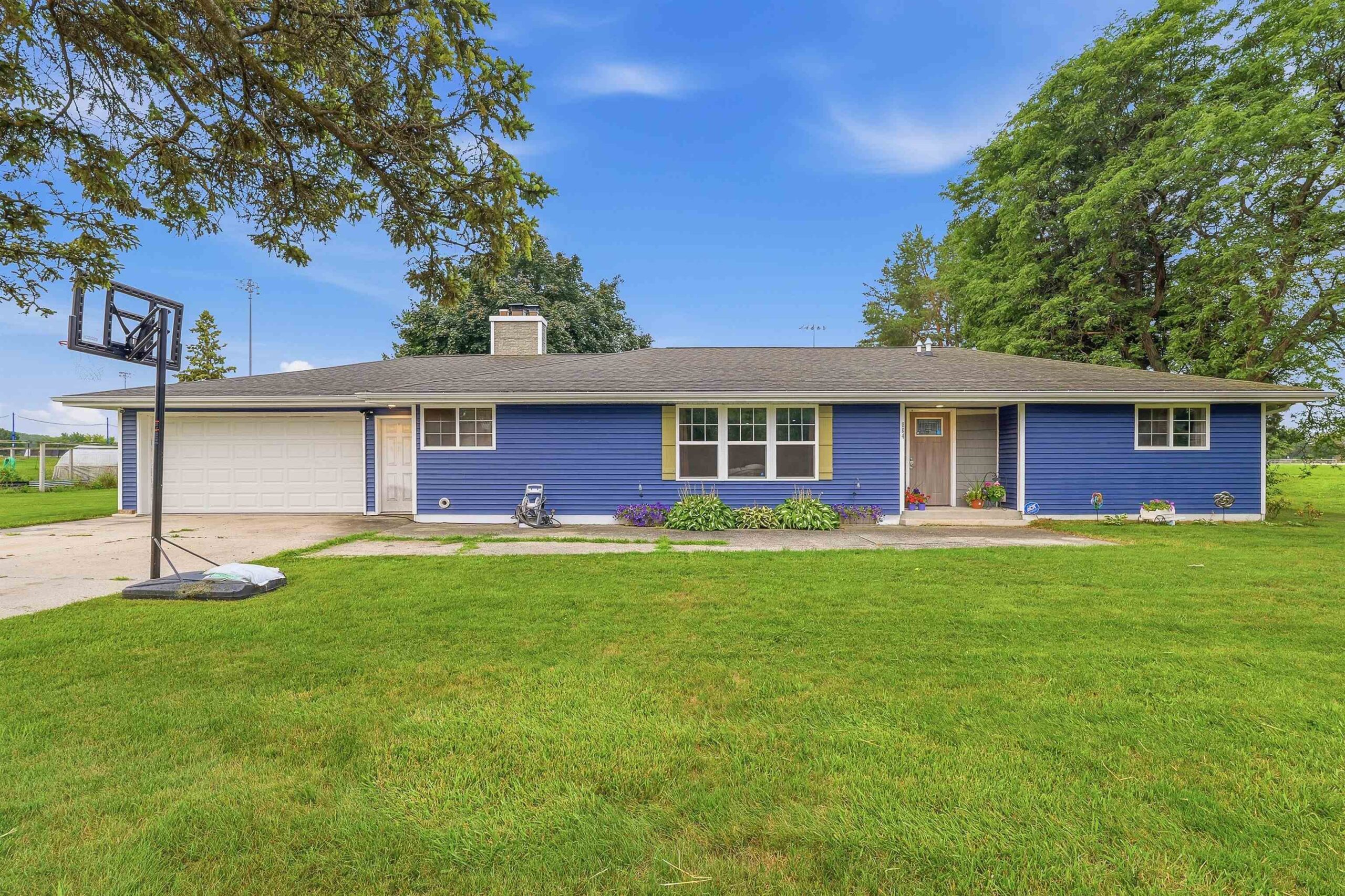 884 E DIVISION Street property preview photograph