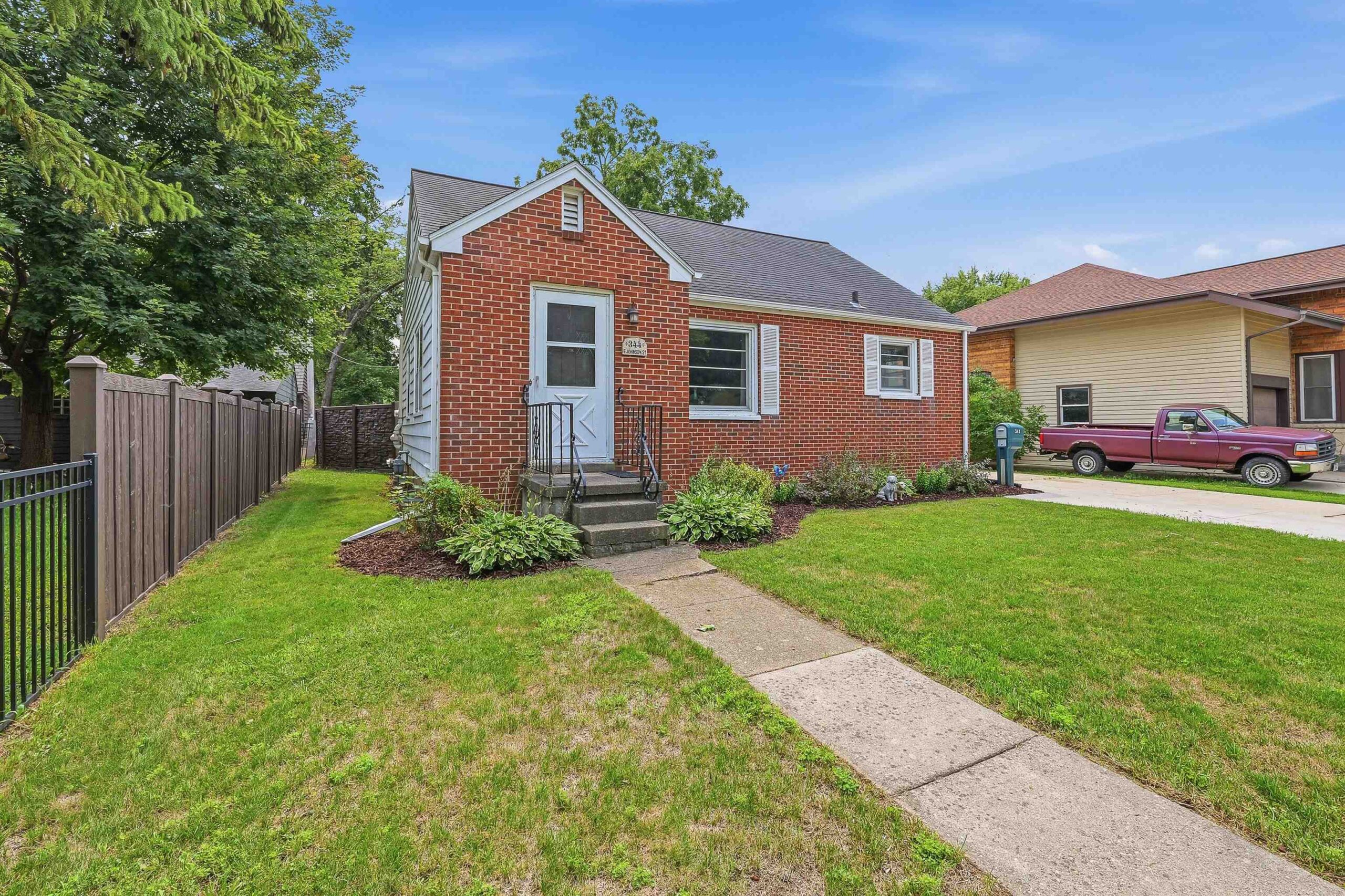 344 E JOHNSON Street property preview photograph