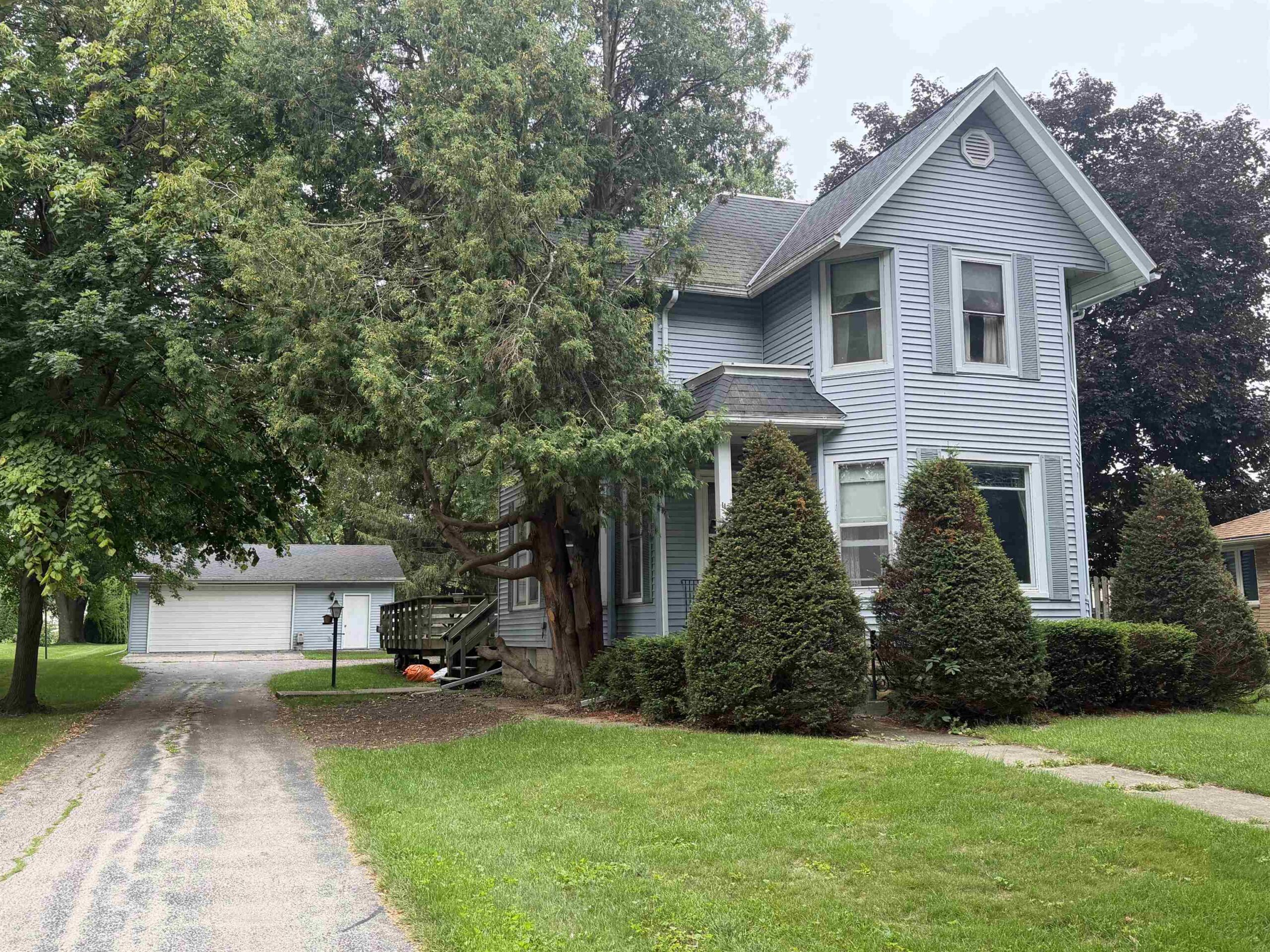 112 E WAUPUN Street property preview photograph