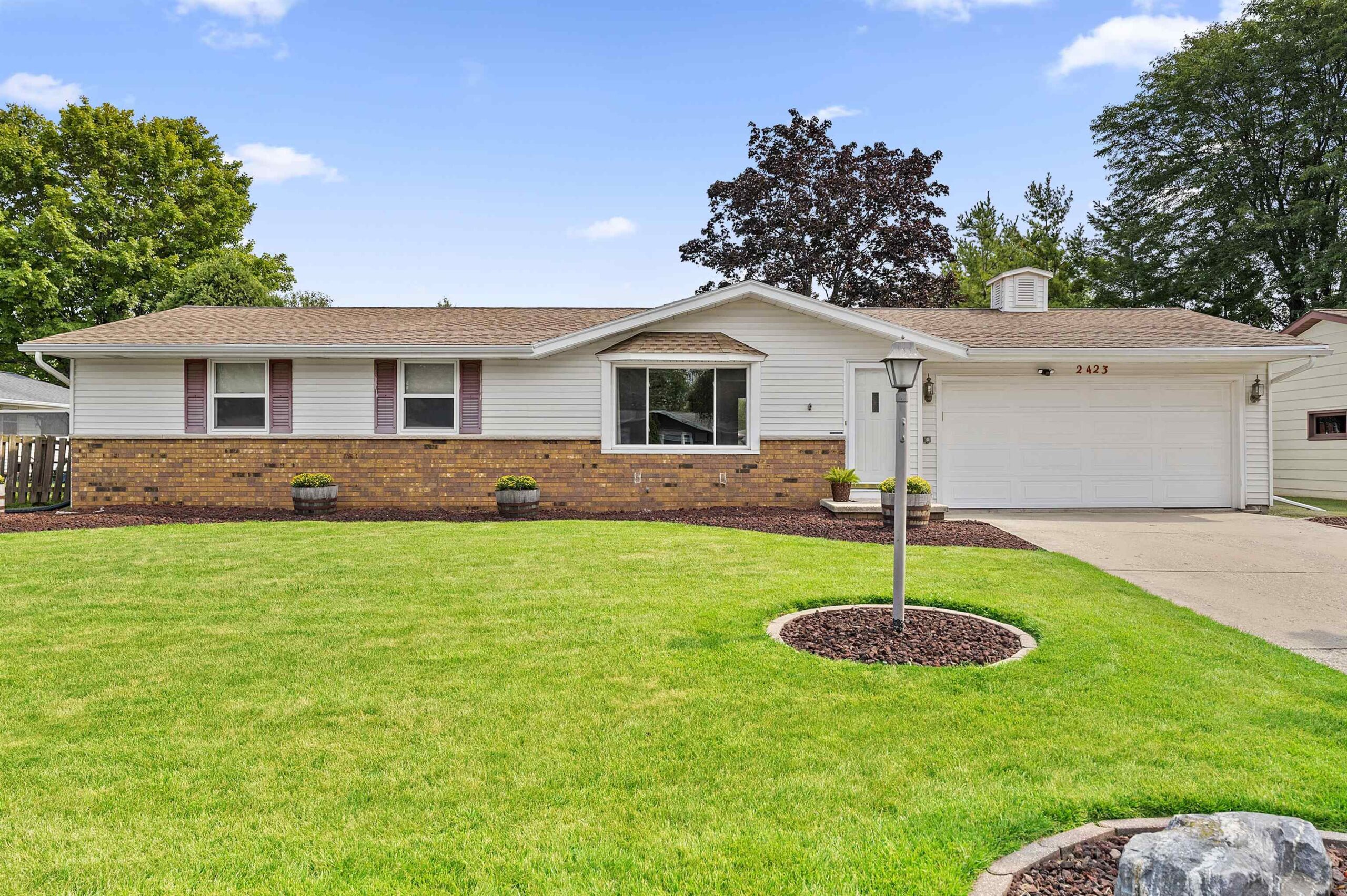 2423 HAMPTON Avenue property preview photograph